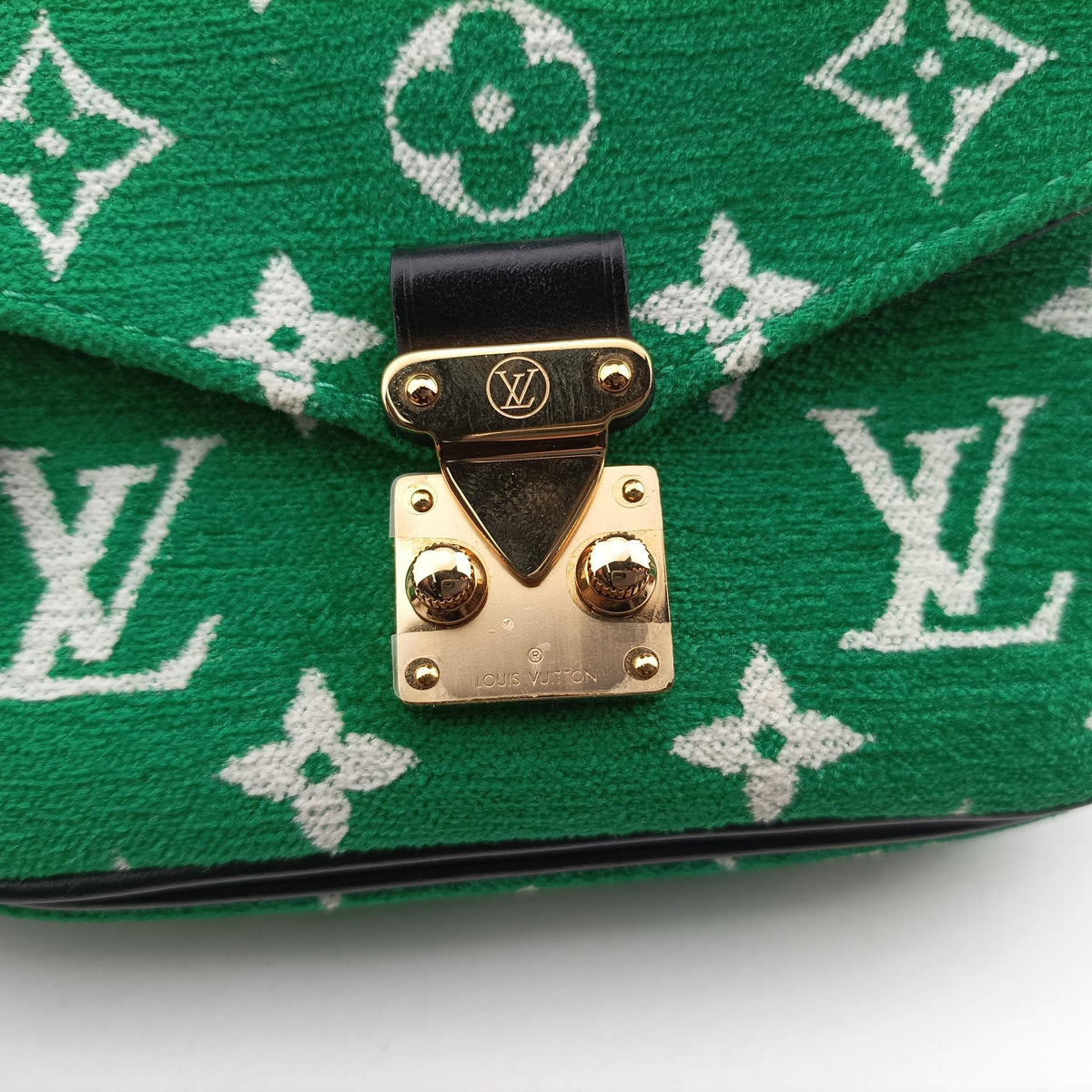 Secondhand Louis Vuitton Monogram Micro Metis Green x Black x White Velvet M81494 shoulderbag | stylenewstar