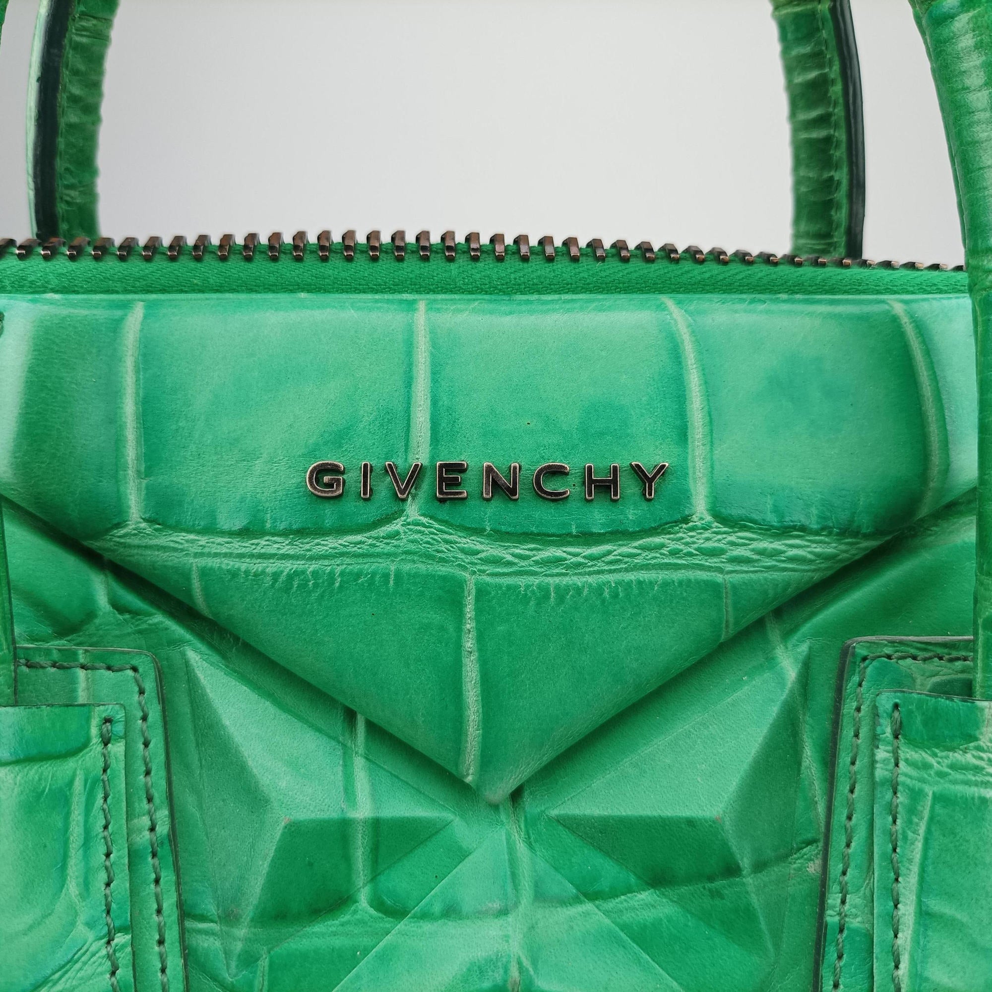 Pre-owned Givenchy Antigona Green Leather  shoulderbag | stylenewstar