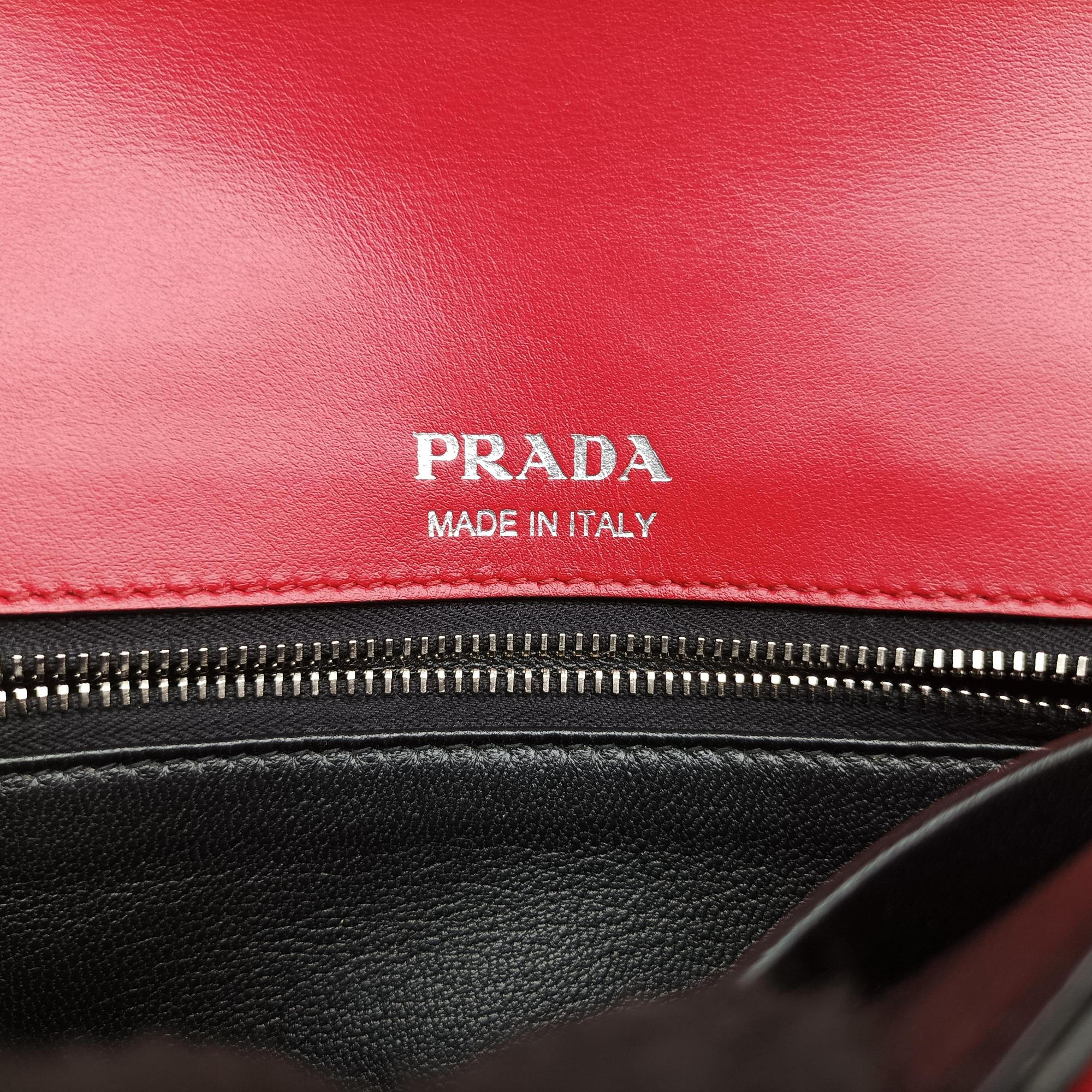 Secondhand Prada COGNAC N Red × black Leather 1BD166 shoulderbag | stylenewstar