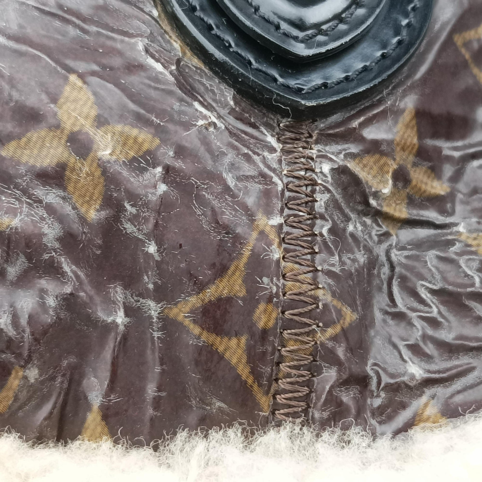 Pre-owned Louis Vuitton Monogram Shearling Thunder Tote Brown Monogram × Cream Coated Monogram Canvas x Shearling x Patent M95573 handbag | stylenewstar