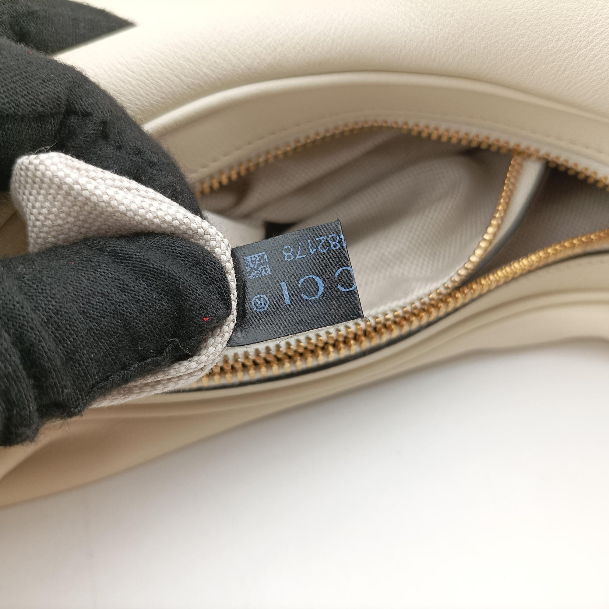 Pre-owned Gucci Attache G-Shaped Hook White Leather 702823 shoulderbag | stylenewstar