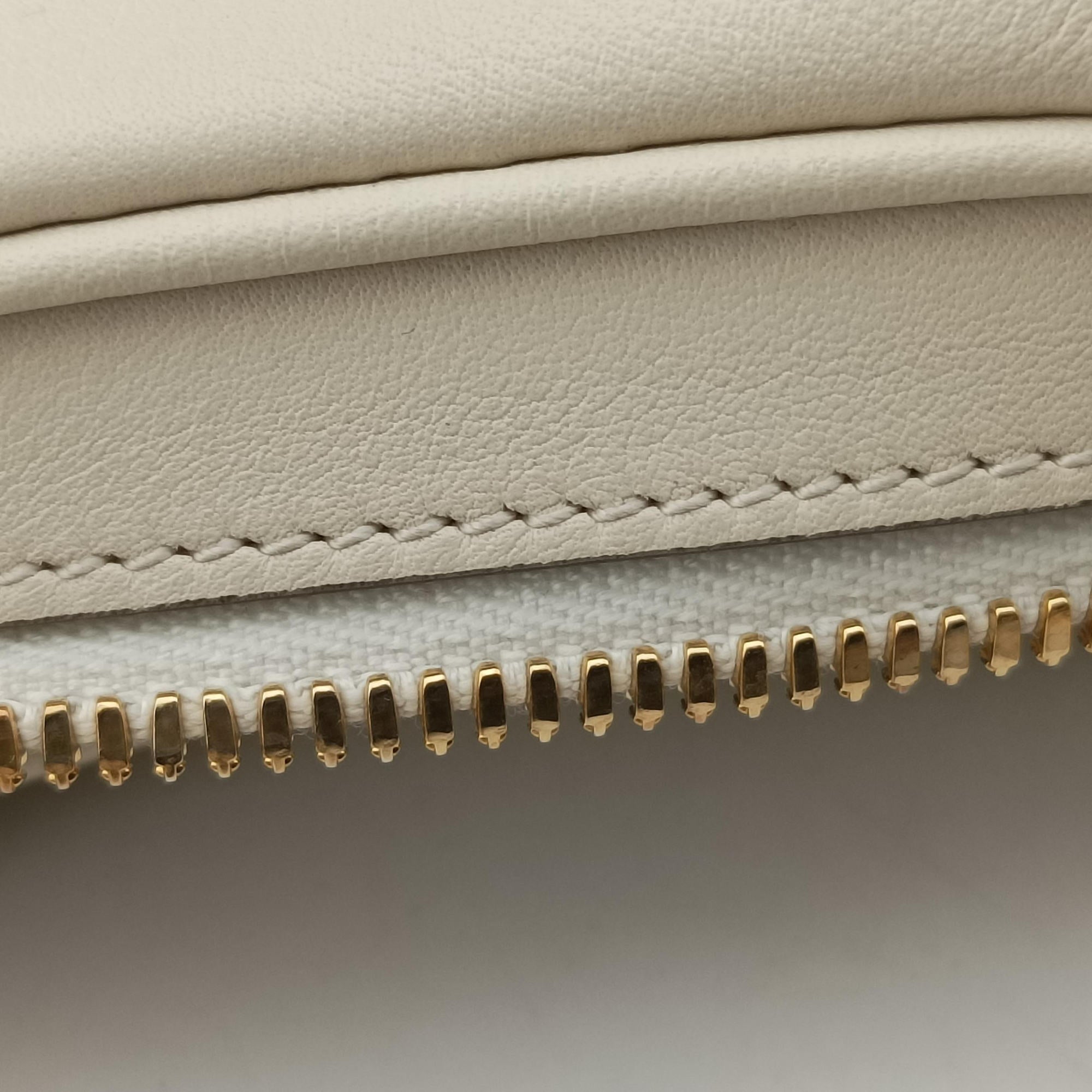Pre-owned Gucci Attache G-Shaped Hook White Leather 702823 shoulderbag | stylenewstar