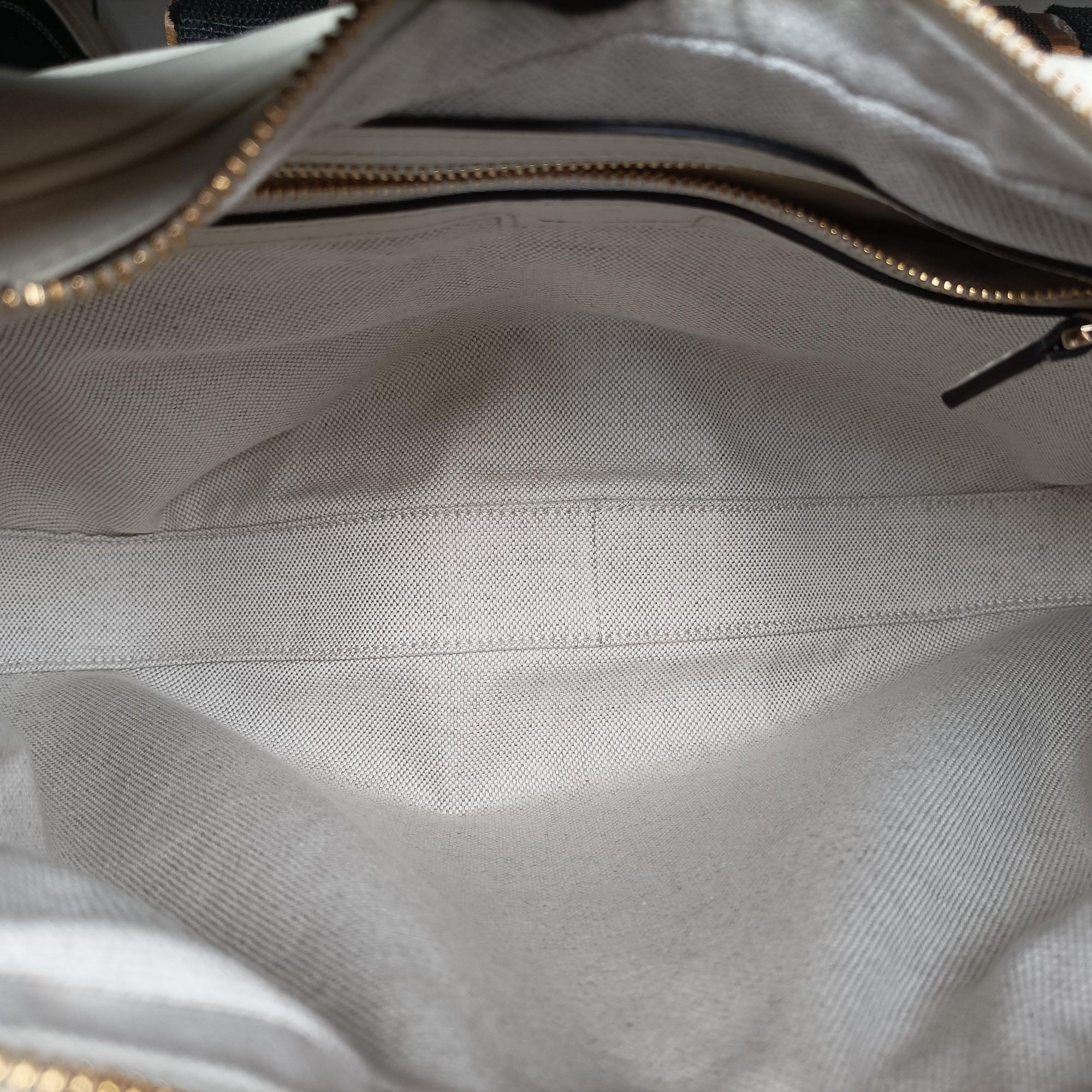 Pre-owned Gucci Attache G-Shaped Hook White Leather 702823 shoulderbag | stylenewstar