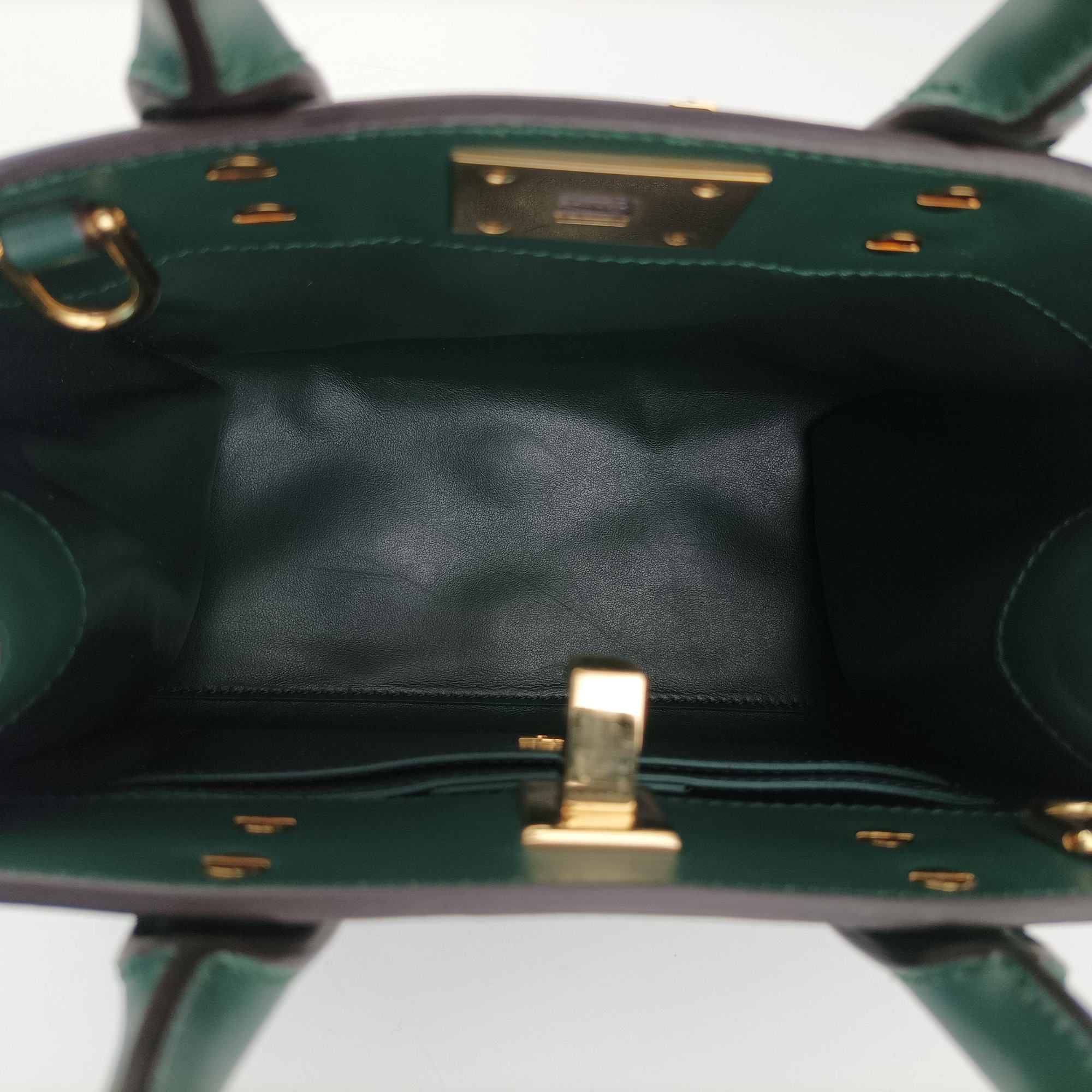 Pre-owned Ferragamo Studio Green Calfskin  shoulderbag | stylenewstar