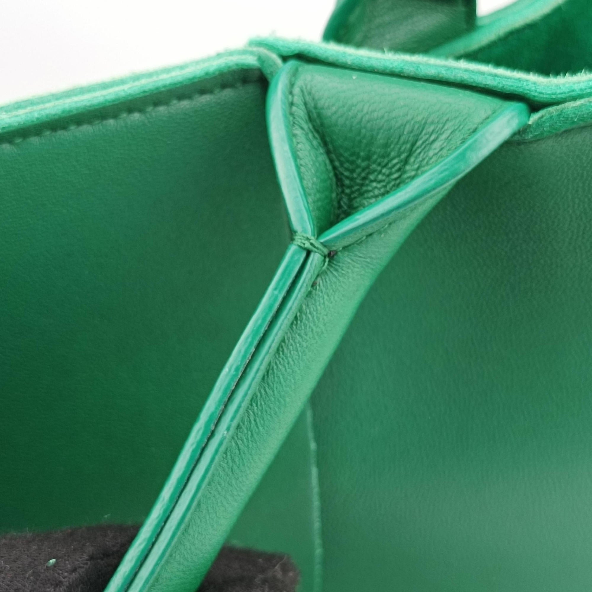 Secondhand Bottega Veneta THE ARCO Tote Medium Green lambskin  handbag | stylenewstar