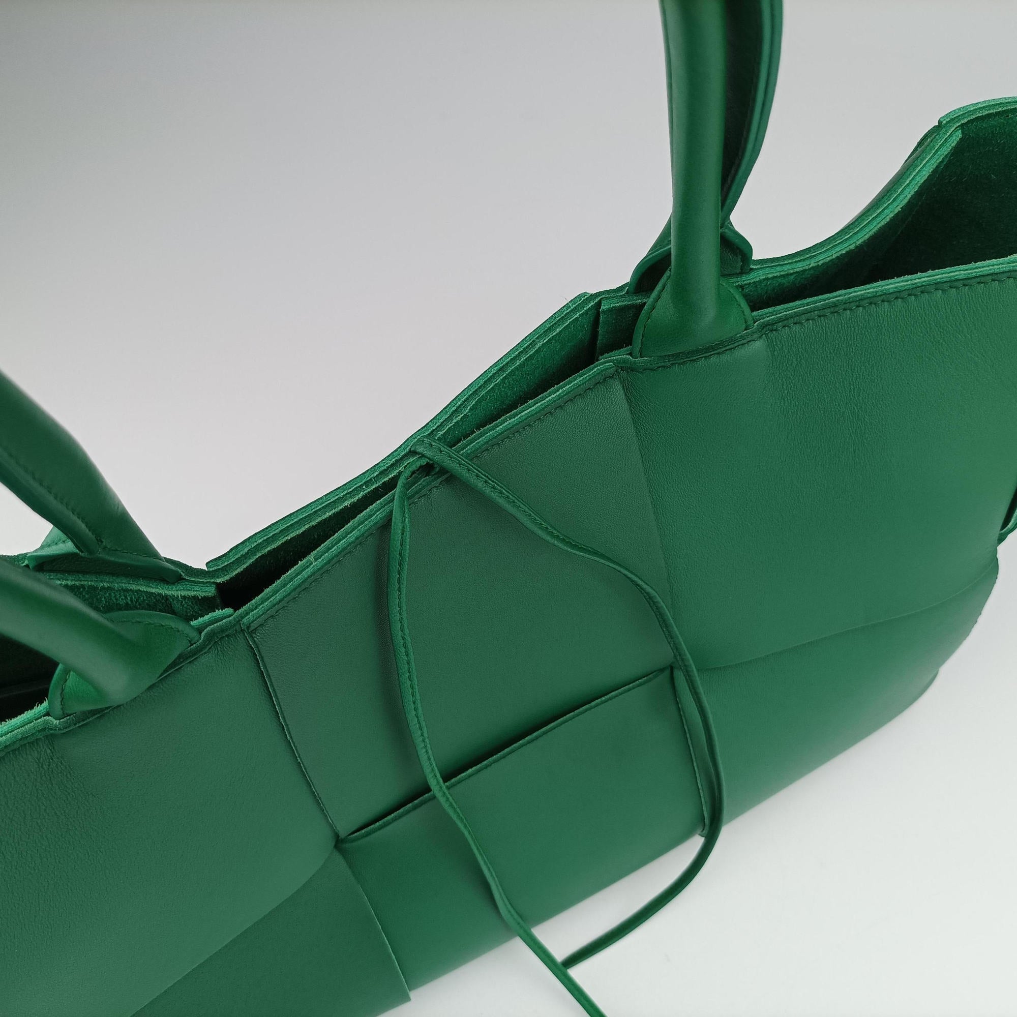 Secondhand Bottega Veneta THE ARCO Tote Medium Green lambskin  handbag | stylenewstar