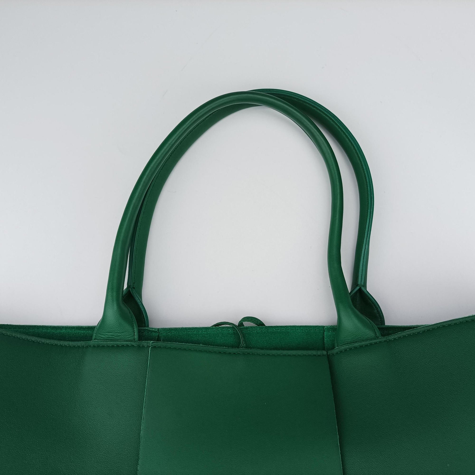 Secondhand Bottega Veneta THE ARCO Tote Medium Green lambskin  handbag | stylenewstar