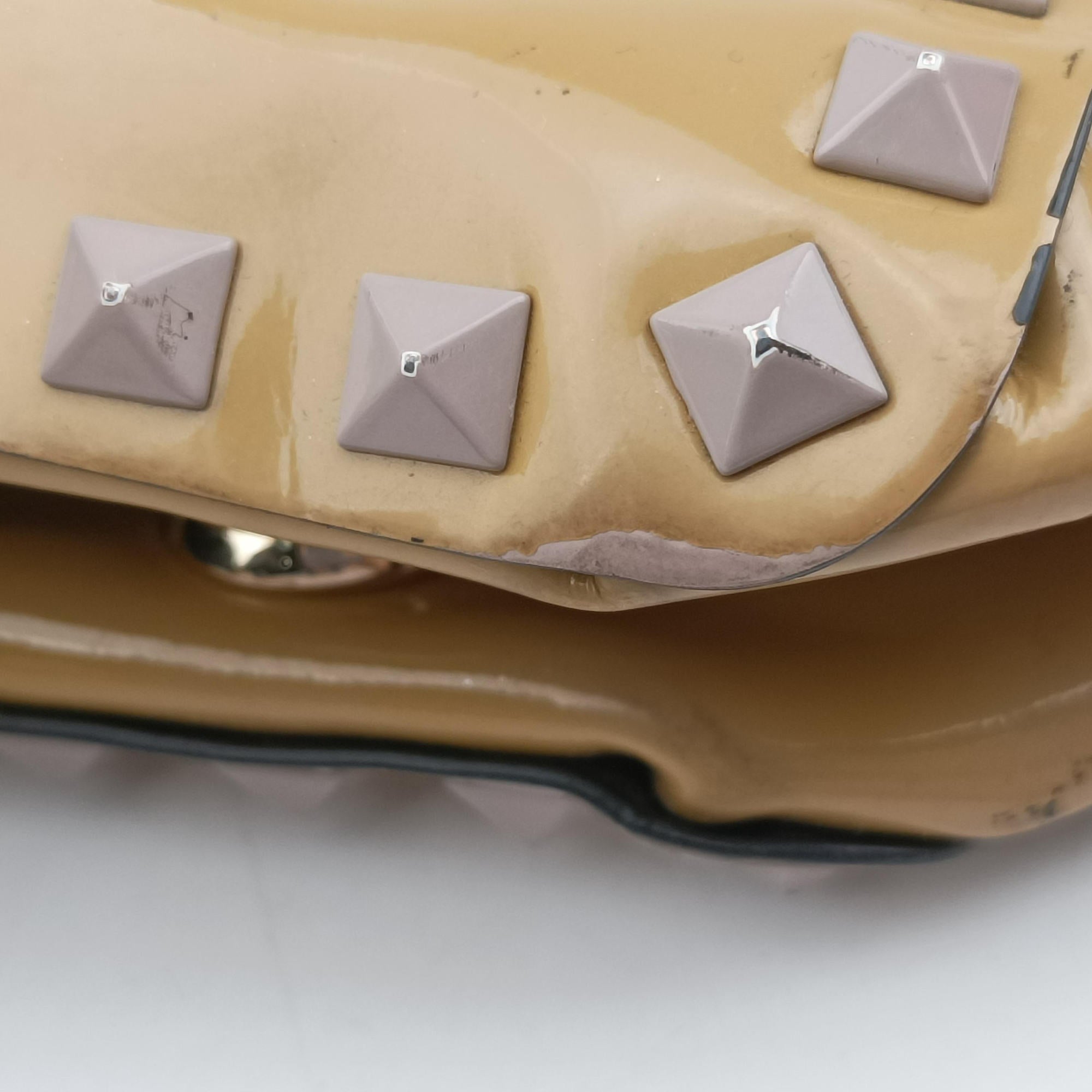 Pre-owned Valentino Rockstud khaki Patent Leather  shoulderbag | stylenewstar
