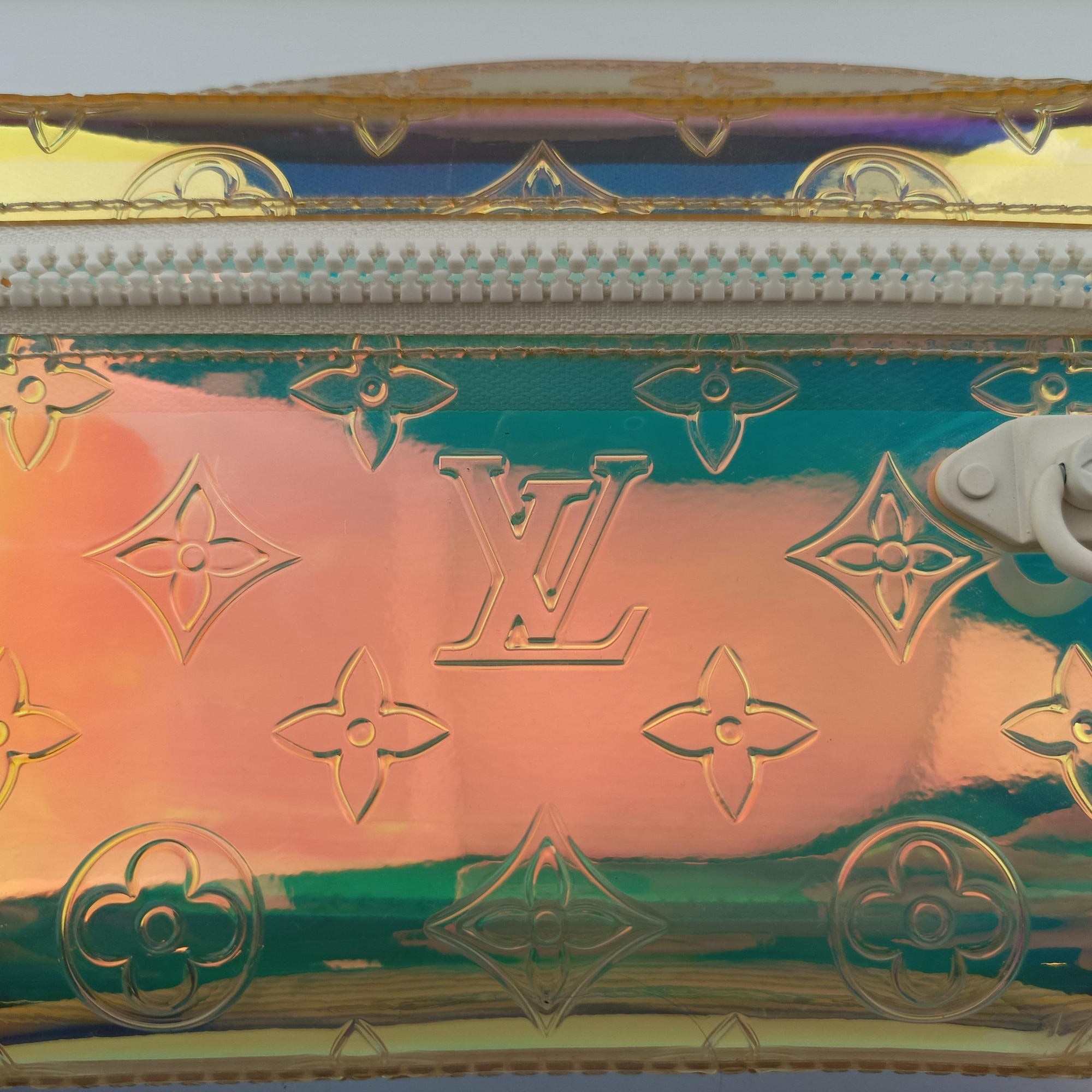 Pre-owned Louis Vuitton Pochette Volga prism pvc vinyl M55261 clutchbag | stylenewstar