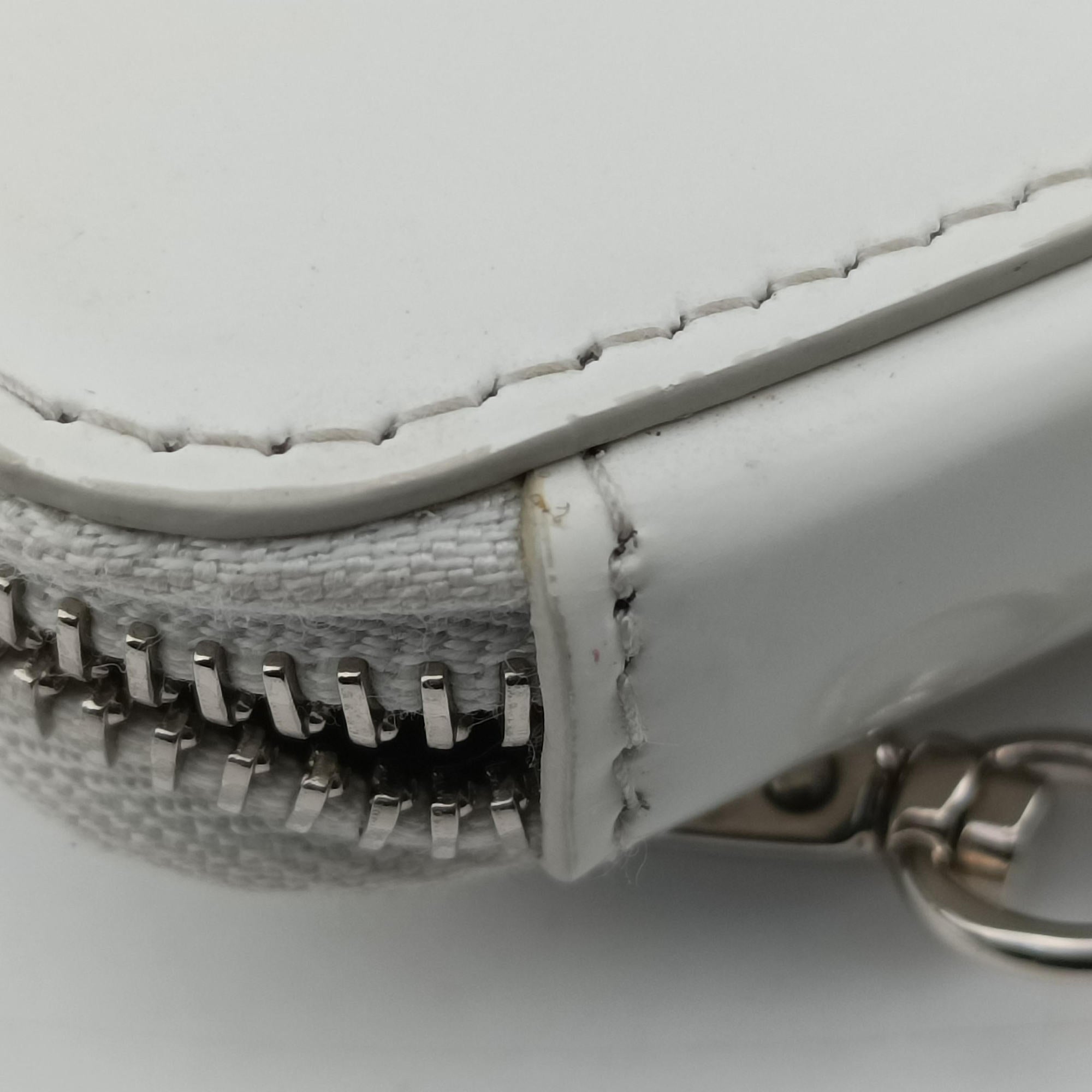 Vintage Prada Triangle Chain Pouch White Leather  shoulderbag | stylenewstar