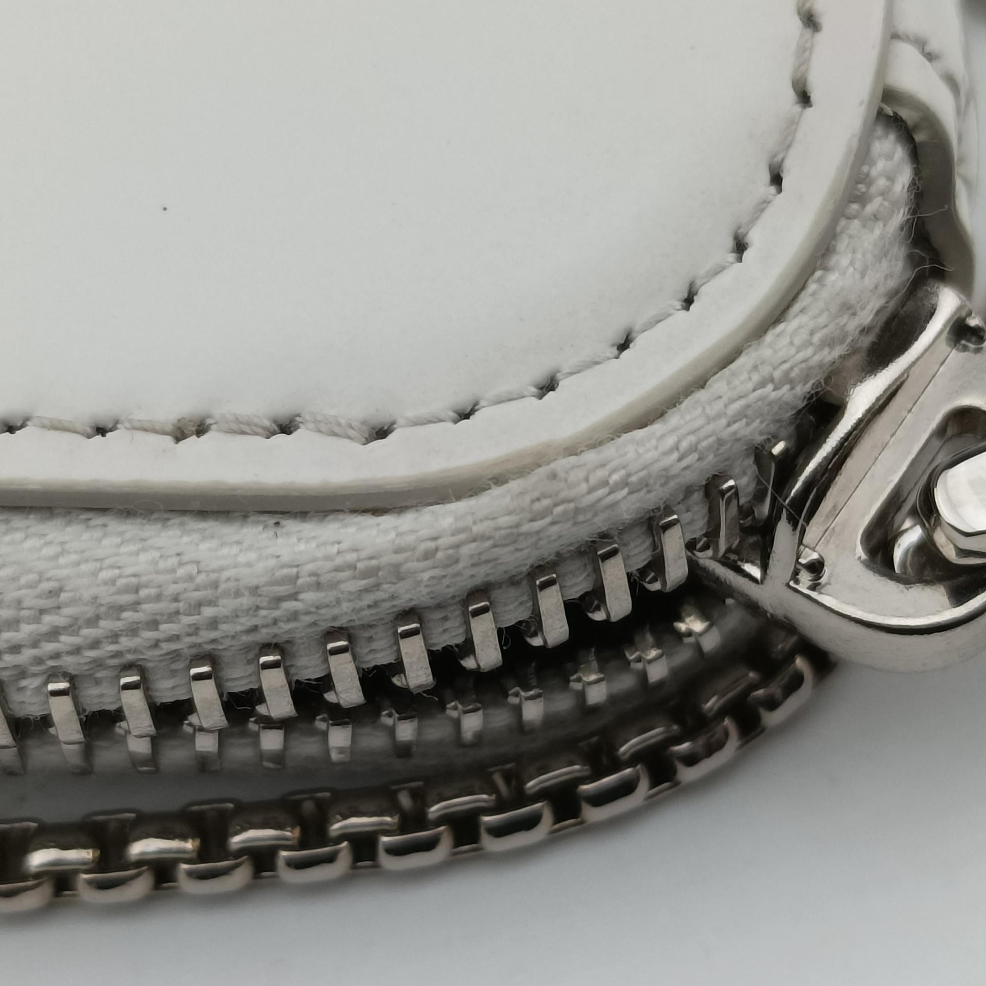 Vintage Prada Triangle Chain Pouch White Leather  shoulderbag | stylenewstar