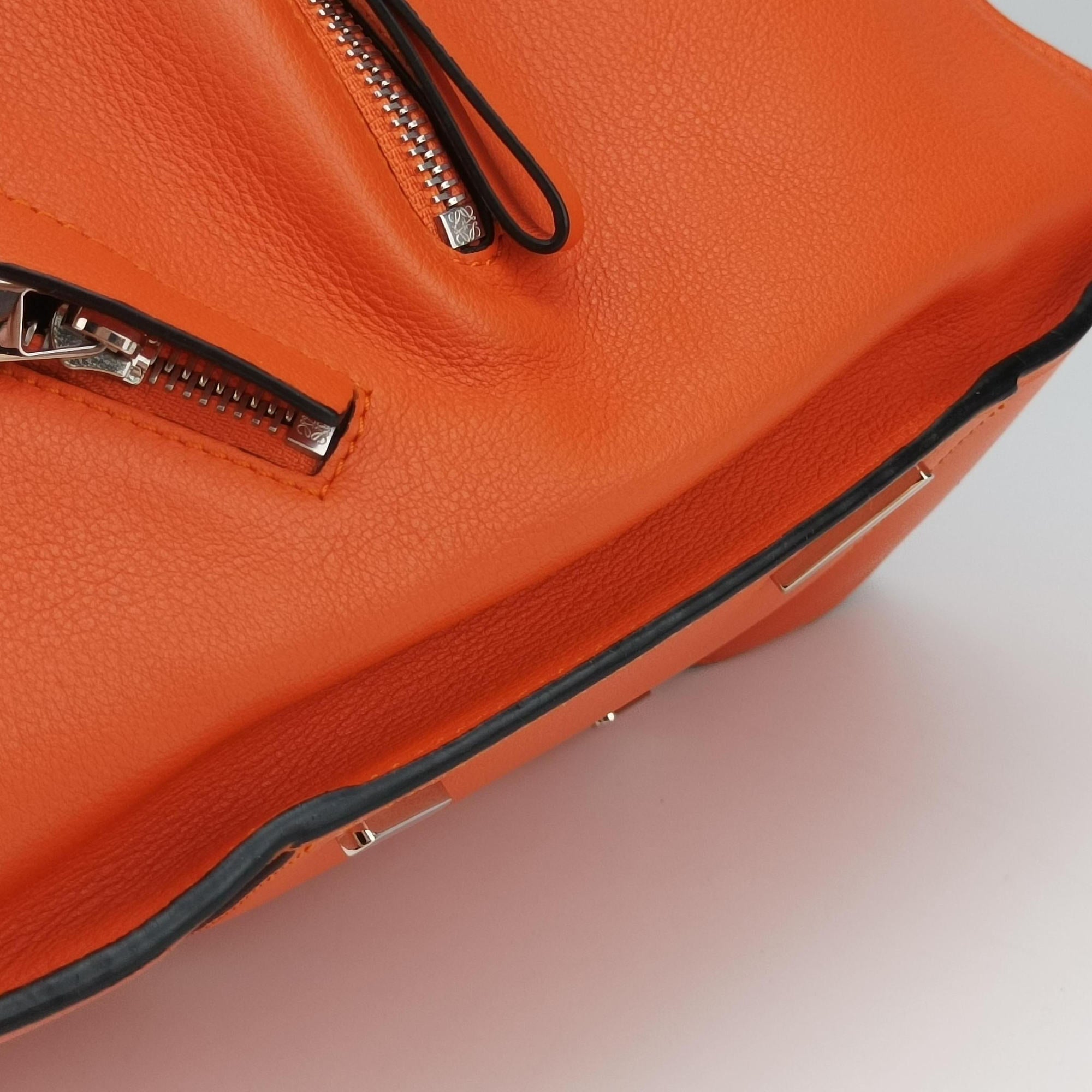 Pre-owned Loewe hammock Orange leather  shoulderbag | stylenewstar