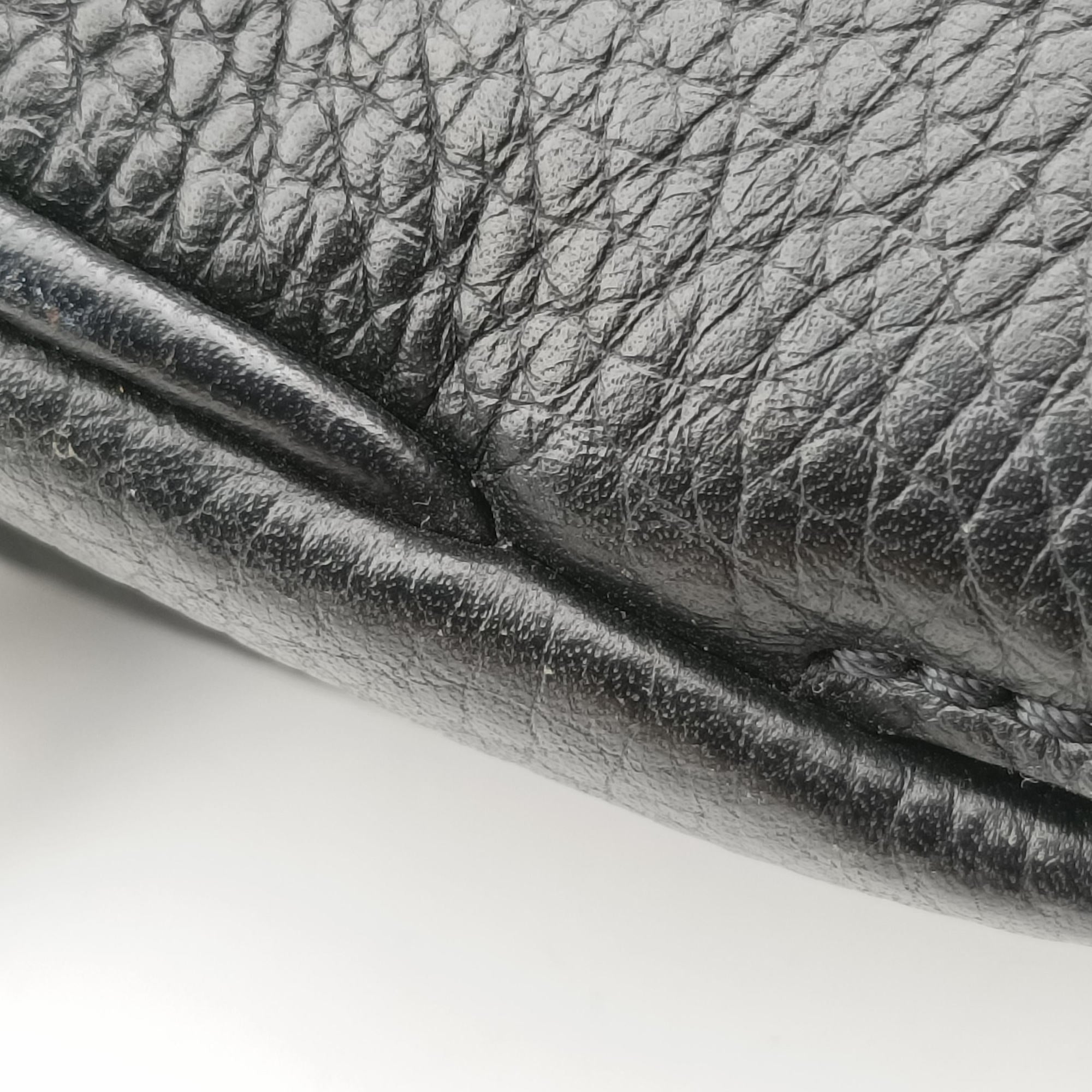 Secondhand Louis Vuitton Armand Briefcase MM Noir Taurillon leather M54381 shoulderbag | stylenewstar