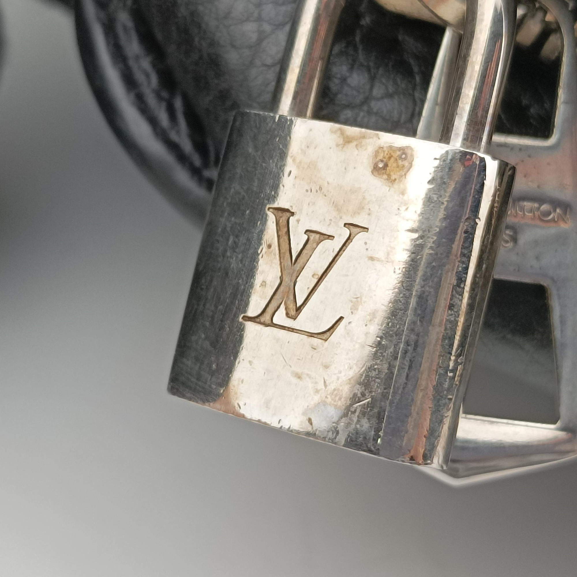 Secondhand Louis Vuitton Armand Briefcase MM Noir Taurillon leather M54381 shoulderbag | stylenewstar