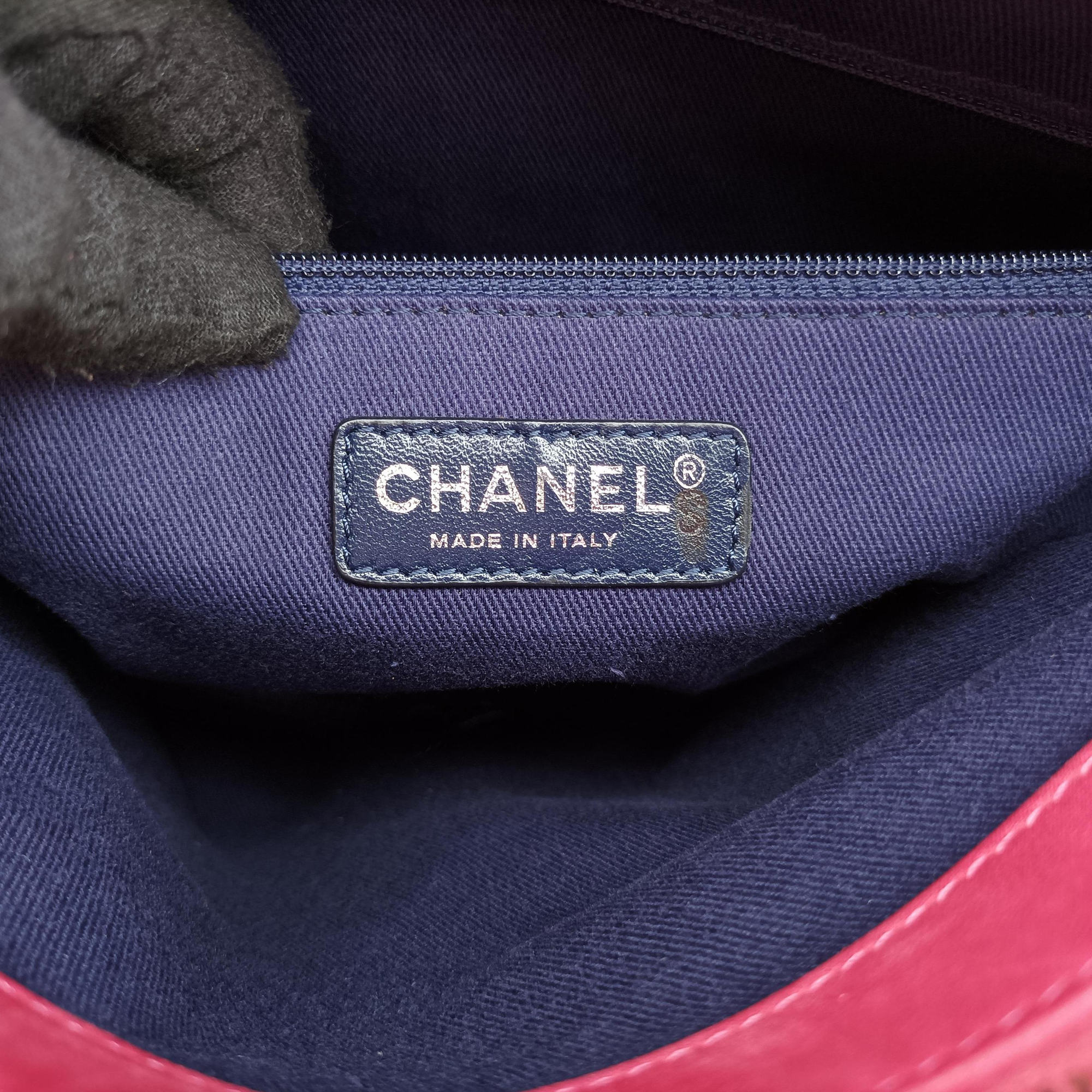 Pre-owned Chanel Matelasse cocomark Mademoiselle Red Iridescent Calfskin A67389 handbag | stylenewstar