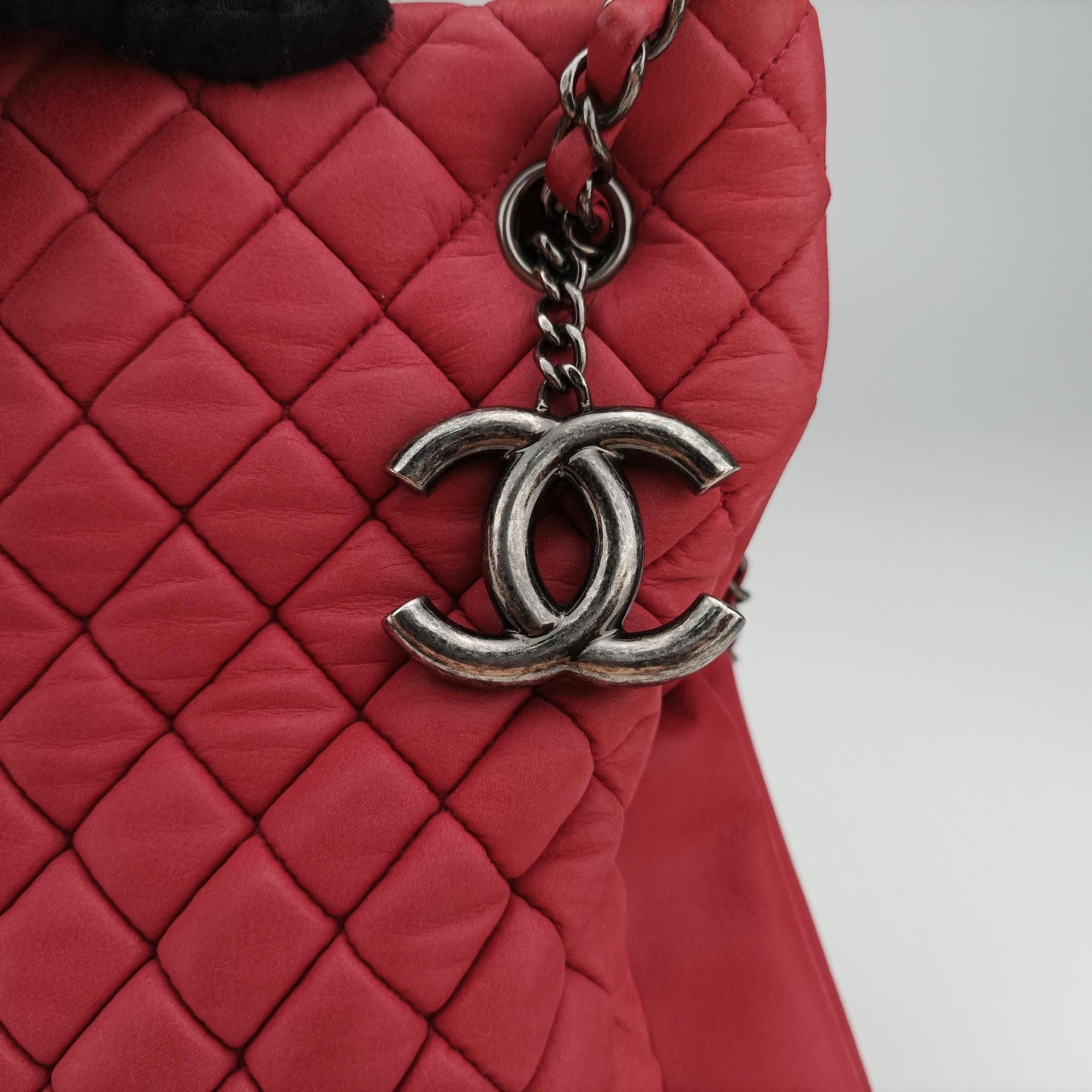 Pre-owned Chanel Matelasse cocomark Mademoiselle Red Iridescent Calfskin A67389 handbag | stylenewstar