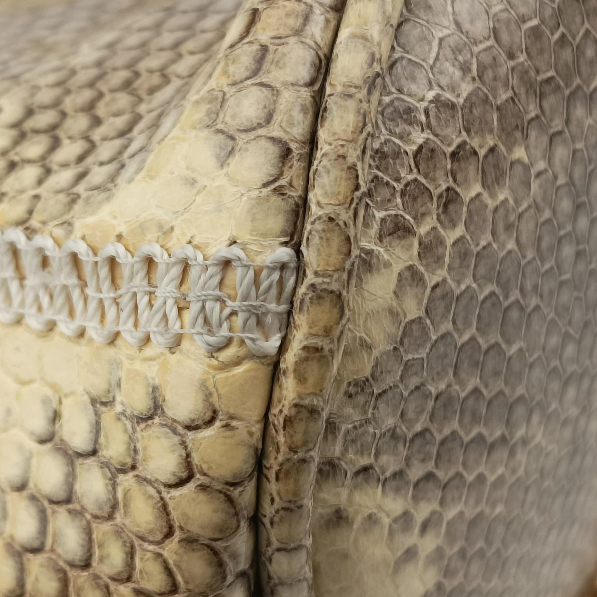 Pre-owned Gucci Zumi Mini Drawstring Bucket Beige x Multicolor snakeskin 576432 shoulderbag | stylenewstar