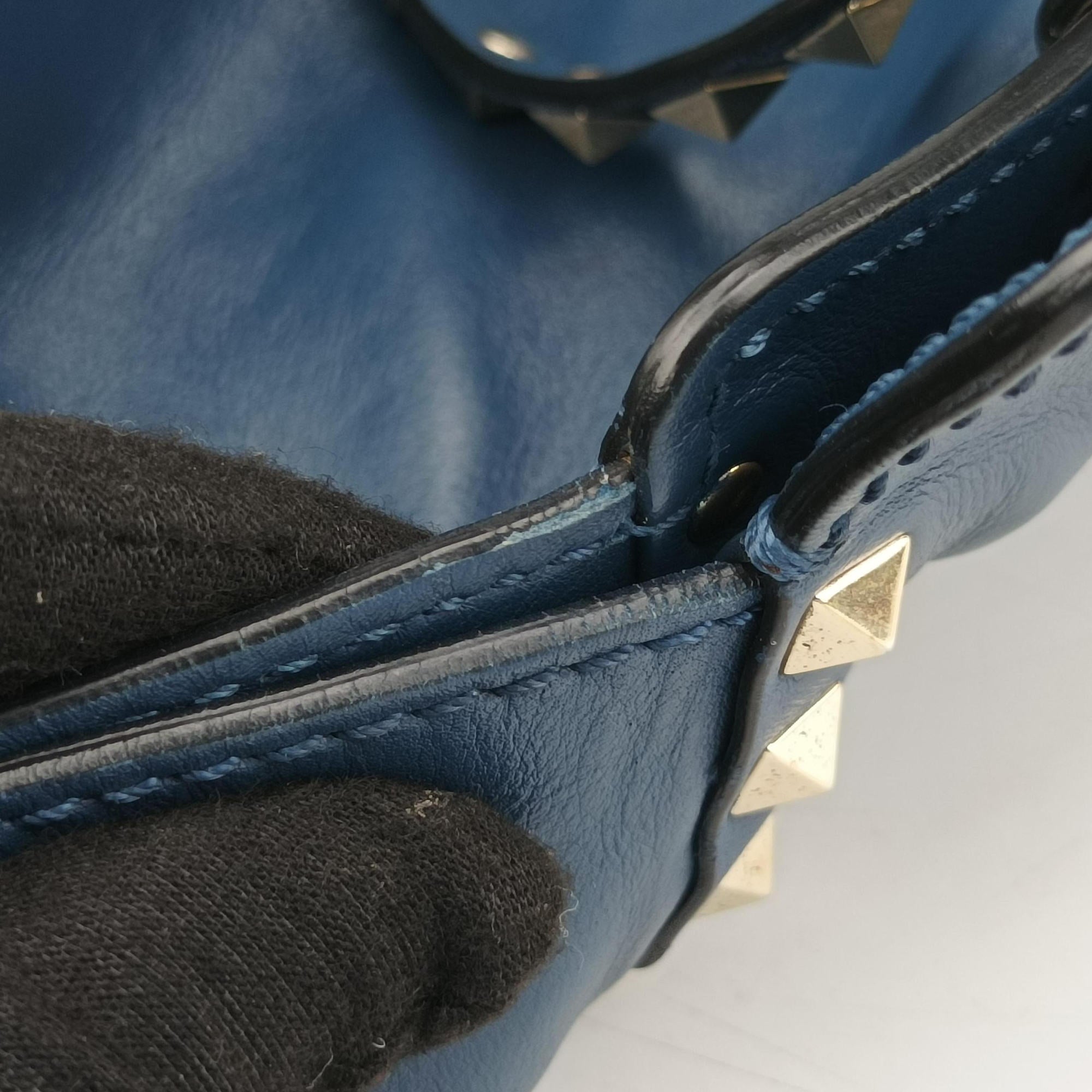 Pre-owned Valentino Rockstud Navy Leather  shoulderbag | stylenewstar