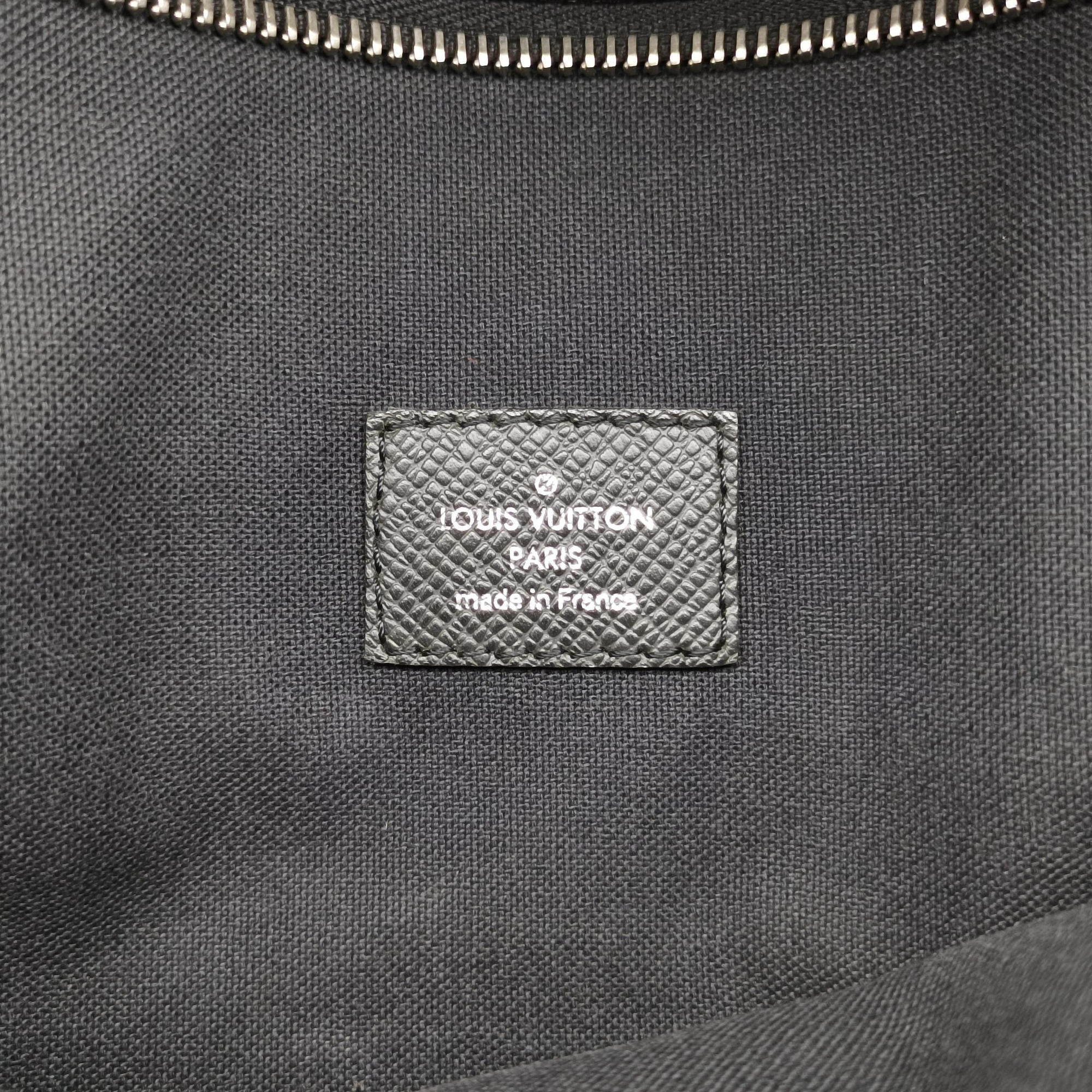 Vintage Louis Vuitton SASHA Grey TAIGA M32630 shoulderbag | stylenewstar