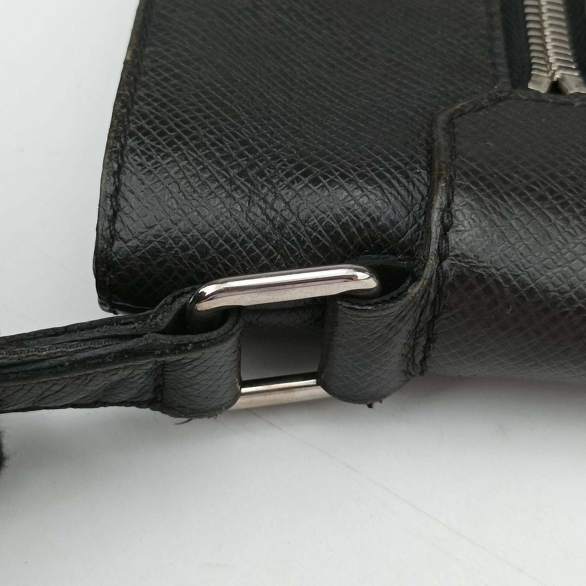 Vintage Louis Vuitton SASHA Grey TAIGA M32630 shoulderbag | stylenewstar