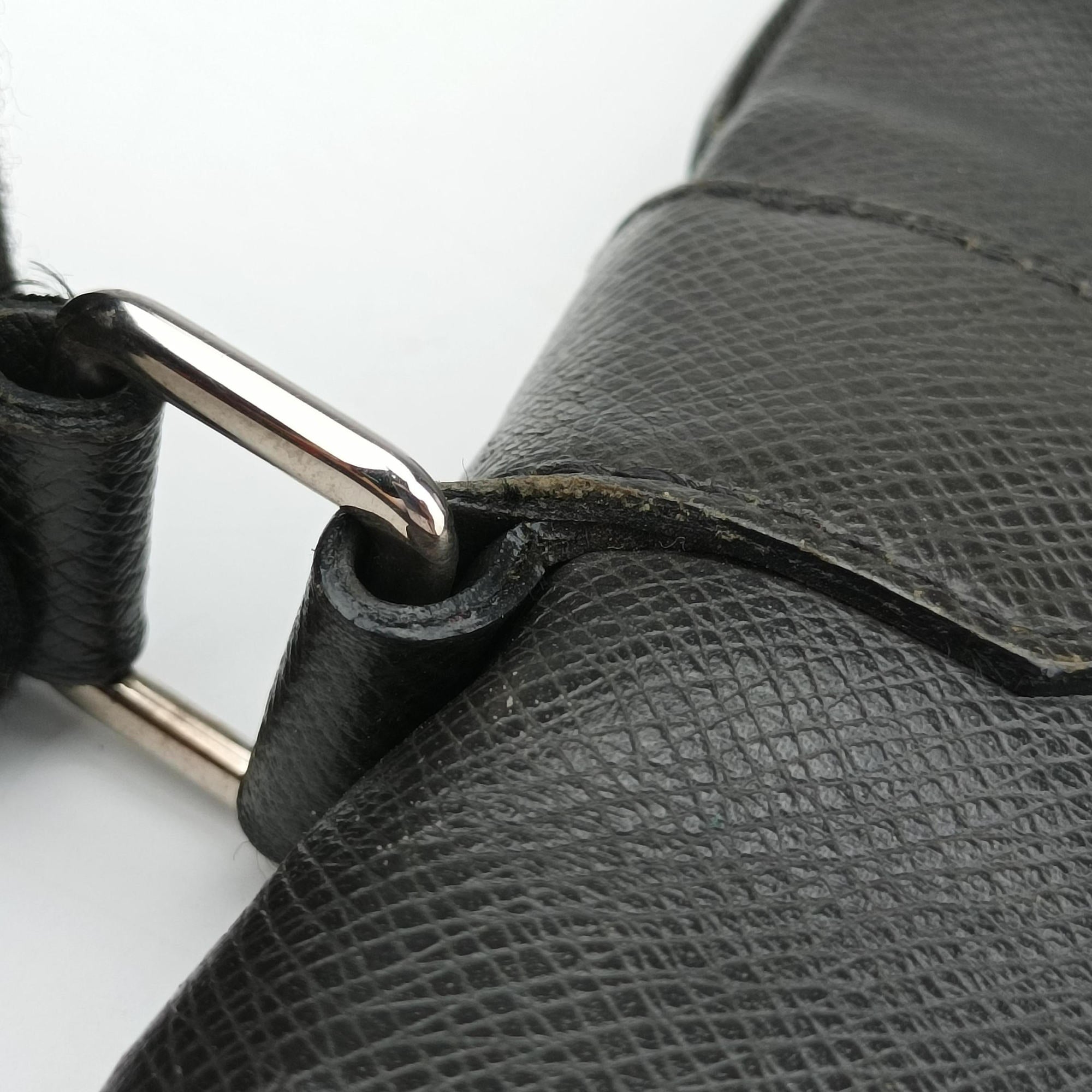 Vintage Louis Vuitton SASHA Grey TAIGA M32630 shoulderbag | stylenewstar