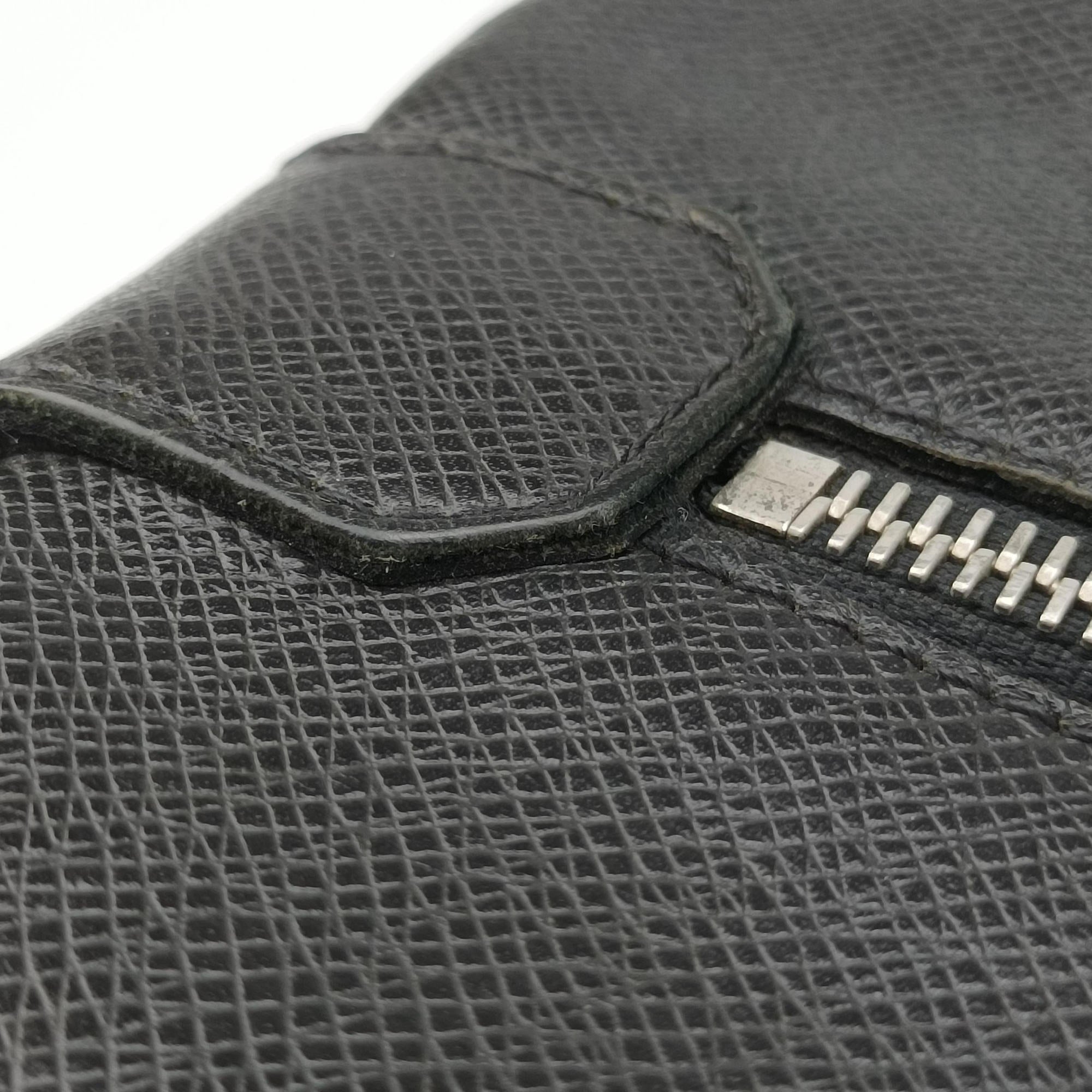 Vintage Louis Vuitton SASHA Grey TAIGA M32630 shoulderbag | stylenewstar