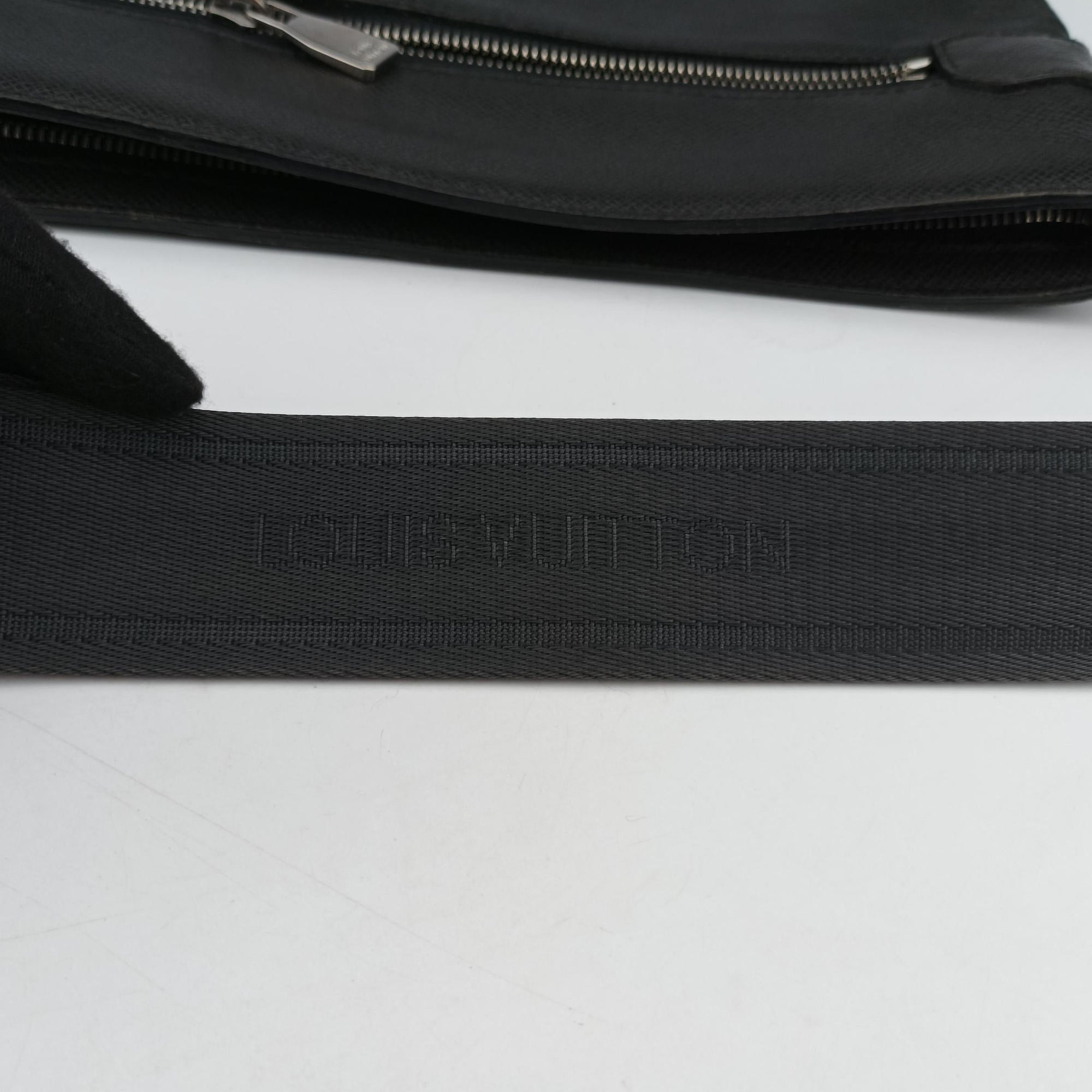 Vintage Louis Vuitton SASHA Grey TAIGA M32630 shoulderbag | stylenewstar
