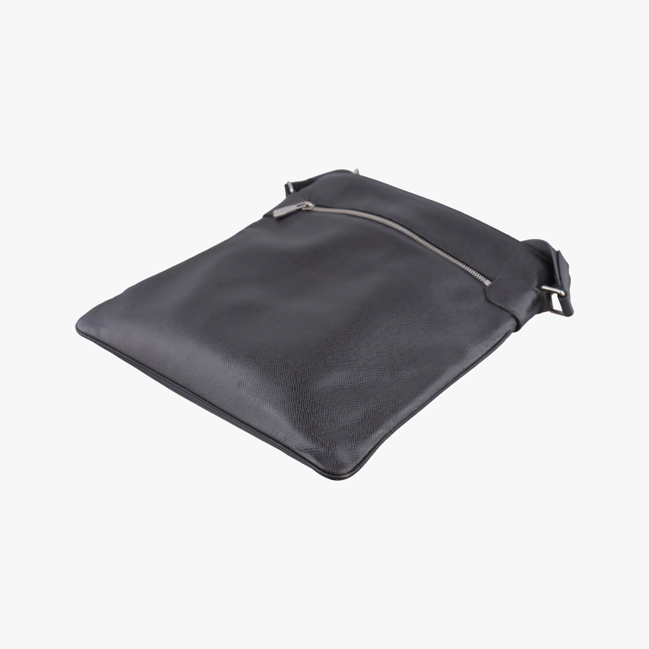 Vintage Louis Vuitton SASHA Grey TAIGA M32630 shoulderbag | stylenewstar