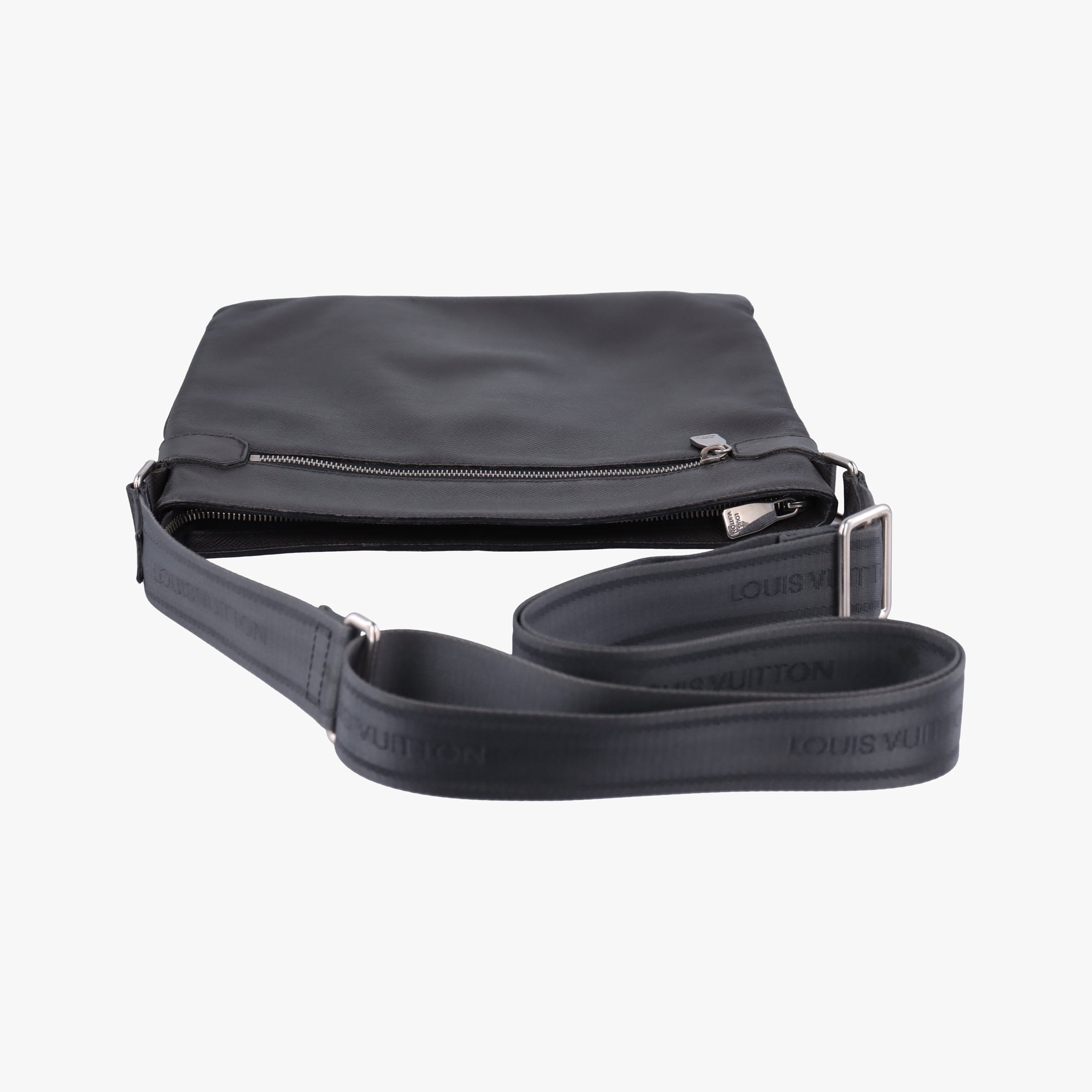 Vintage Louis Vuitton SASHA Grey TAIGA M32630 shoulderbag | stylenewstar