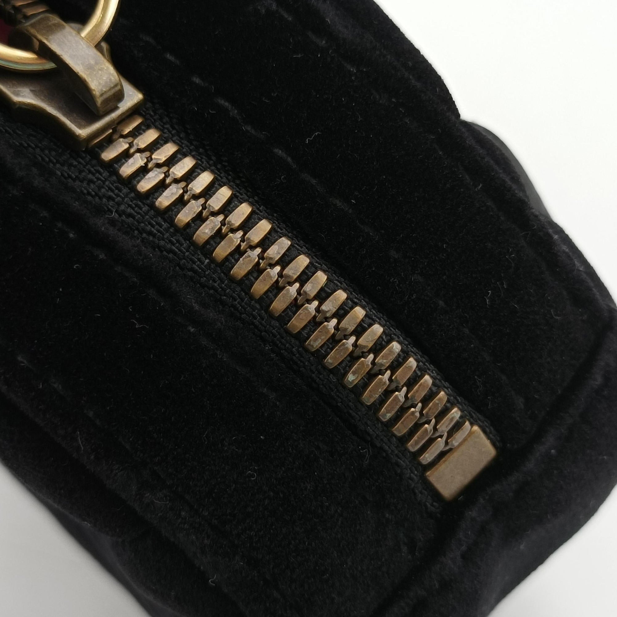 Pre-owned Gucci GG Marmont Black velour 476484 bum bag/waist bag | stylenewstar
