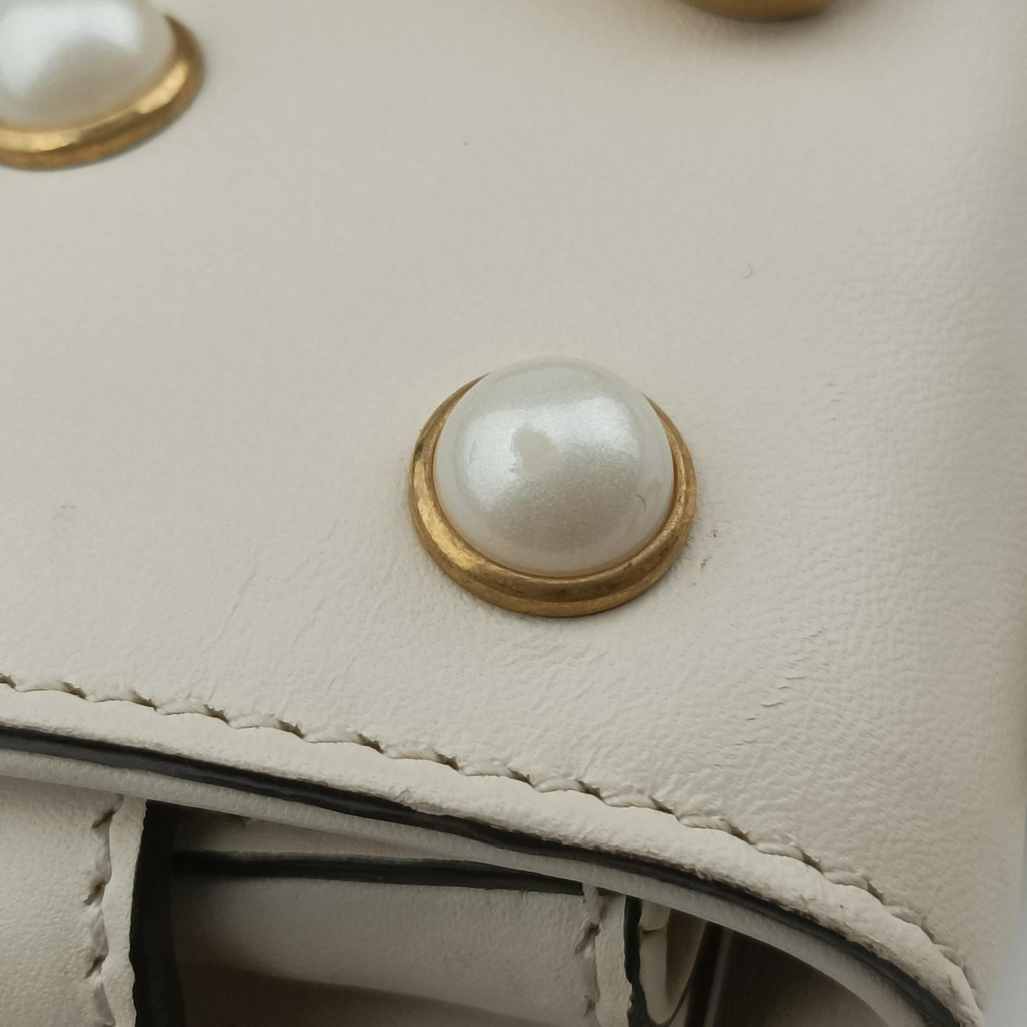 Pre-owned Gucci Broadway Pearl Bee White Leather 453778 shoulderbag | stylenewstar