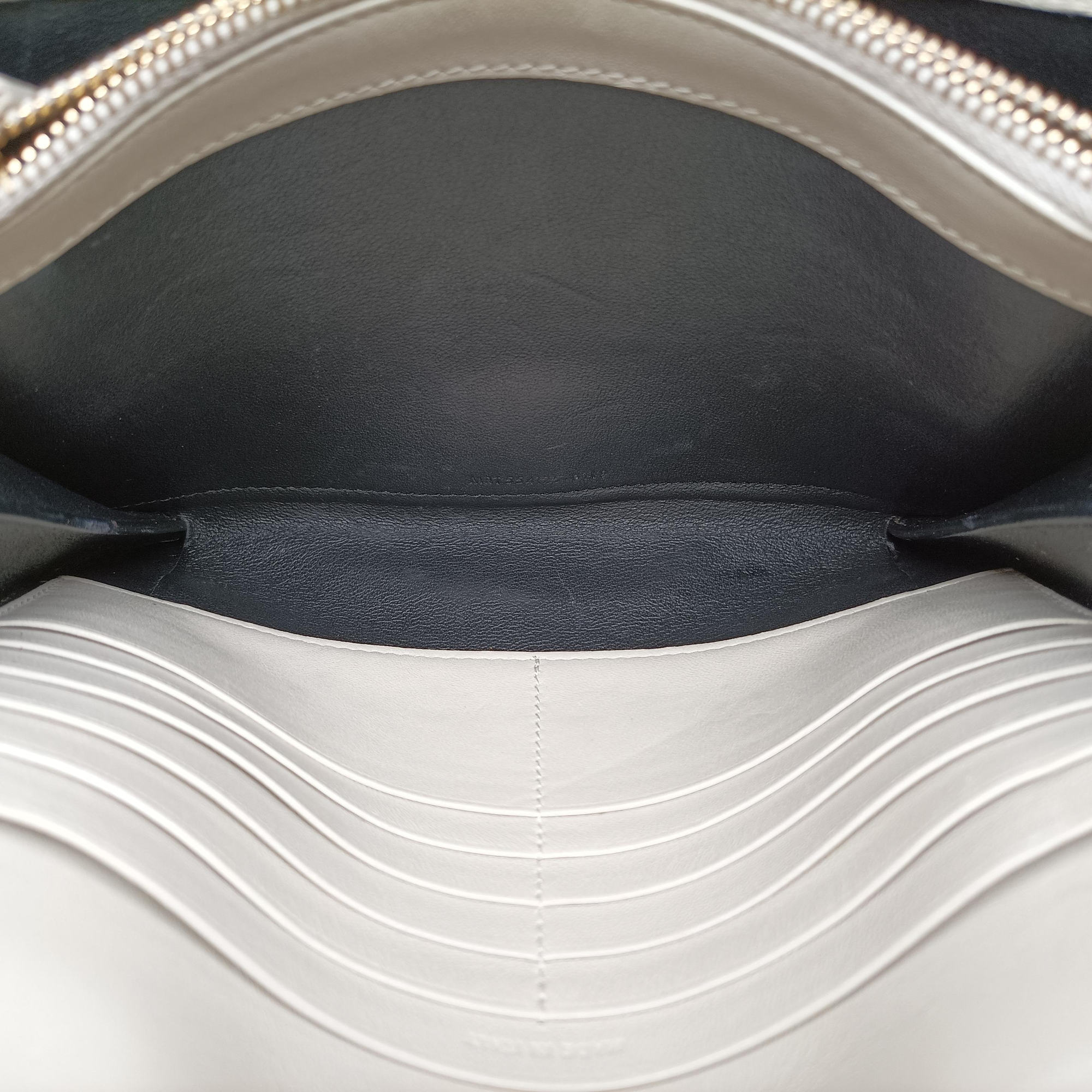 Pre-owned Yves Saint Laurent VICKY White Leather 554125 shoulderbag | stylenewstar