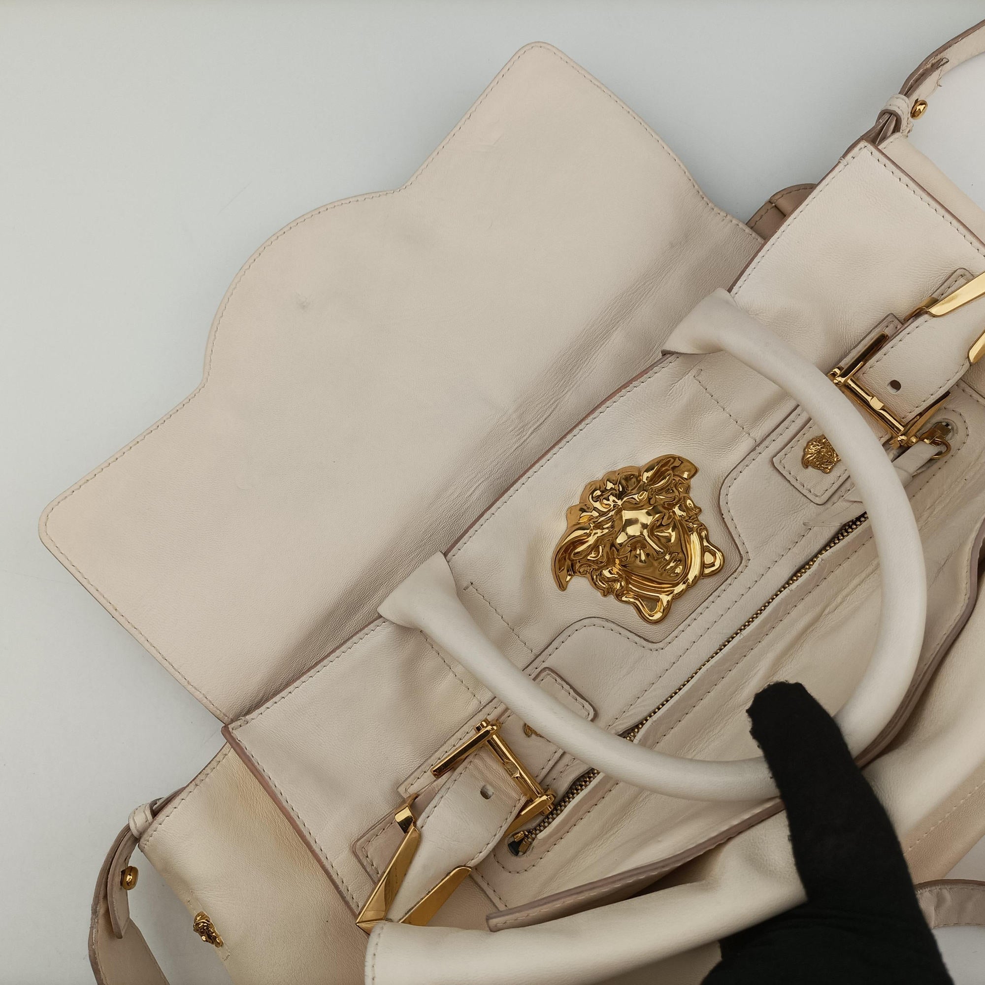 Pre-owned VERSACE Medusa Palazzo White lambskin  shoulderbag | stylenewstar