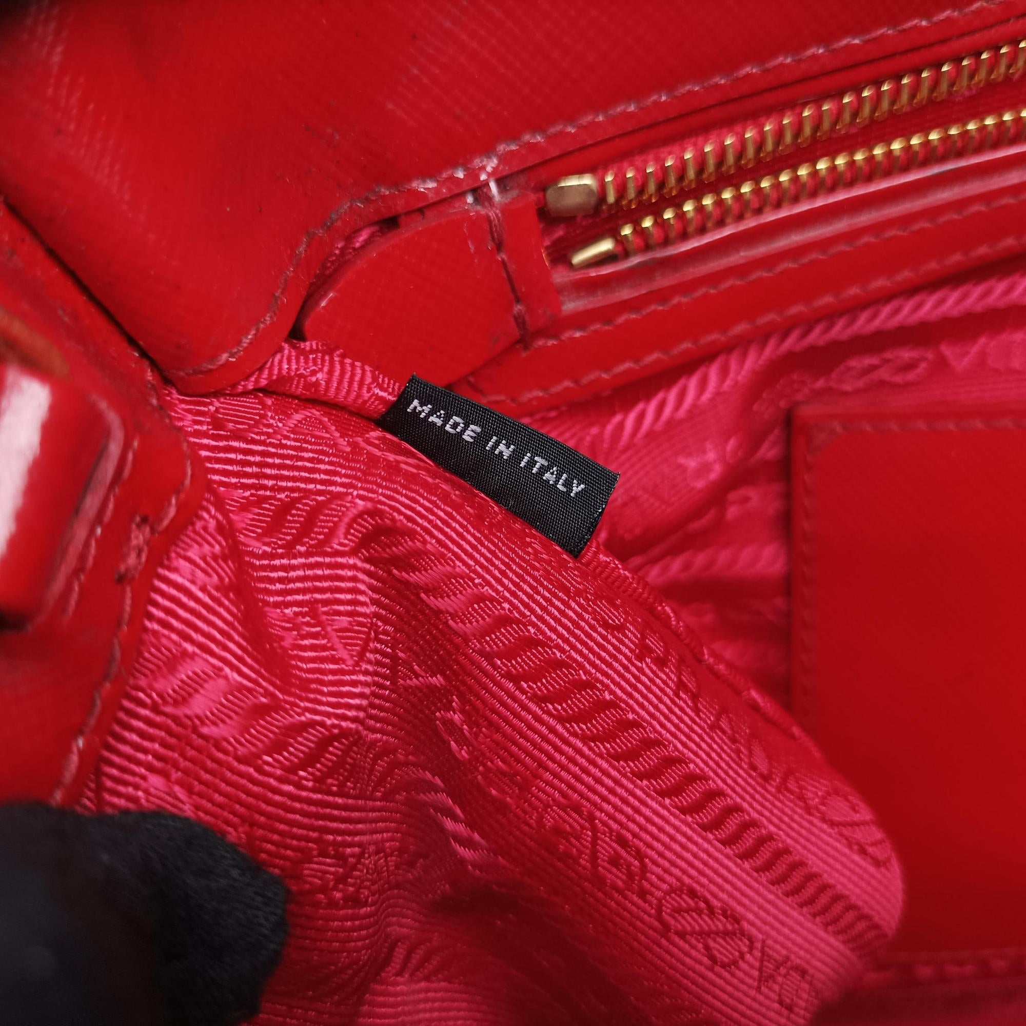 Vintage Prada Galleria Red SAFFIANO Patent BN1801 shoulderbag | stylenewstar