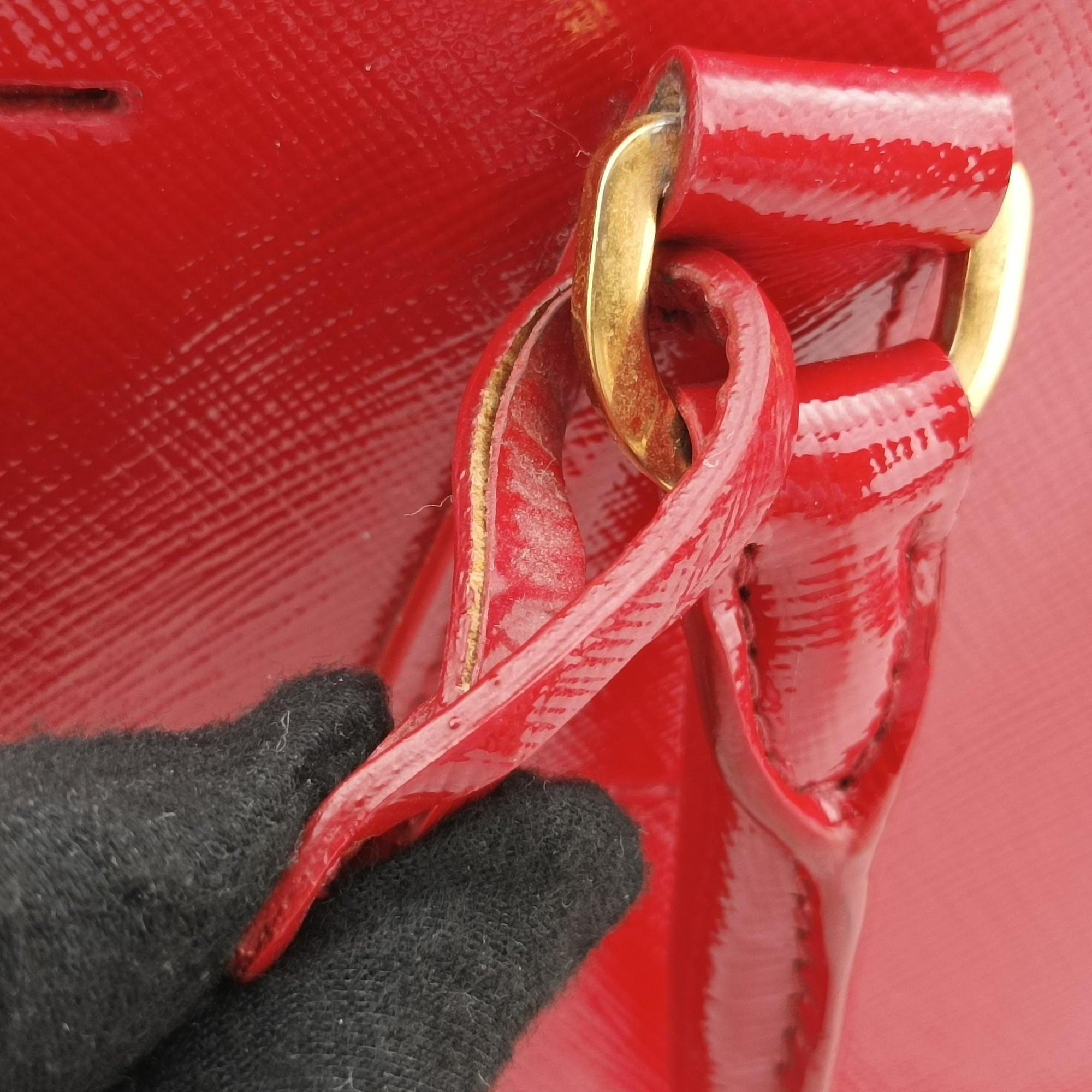 Vintage Prada Galleria Red SAFFIANO Patent BN1801 shoulderbag | stylenewstar
