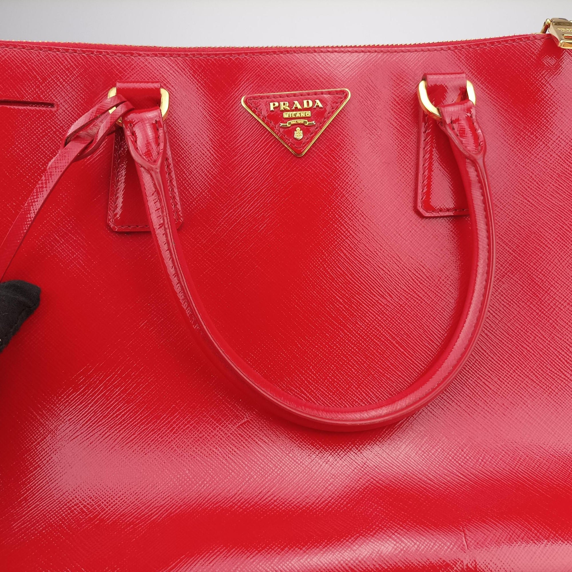Vintage Prada Galleria Red SAFFIANO Patent BN1801 shoulderbag | stylenewstar