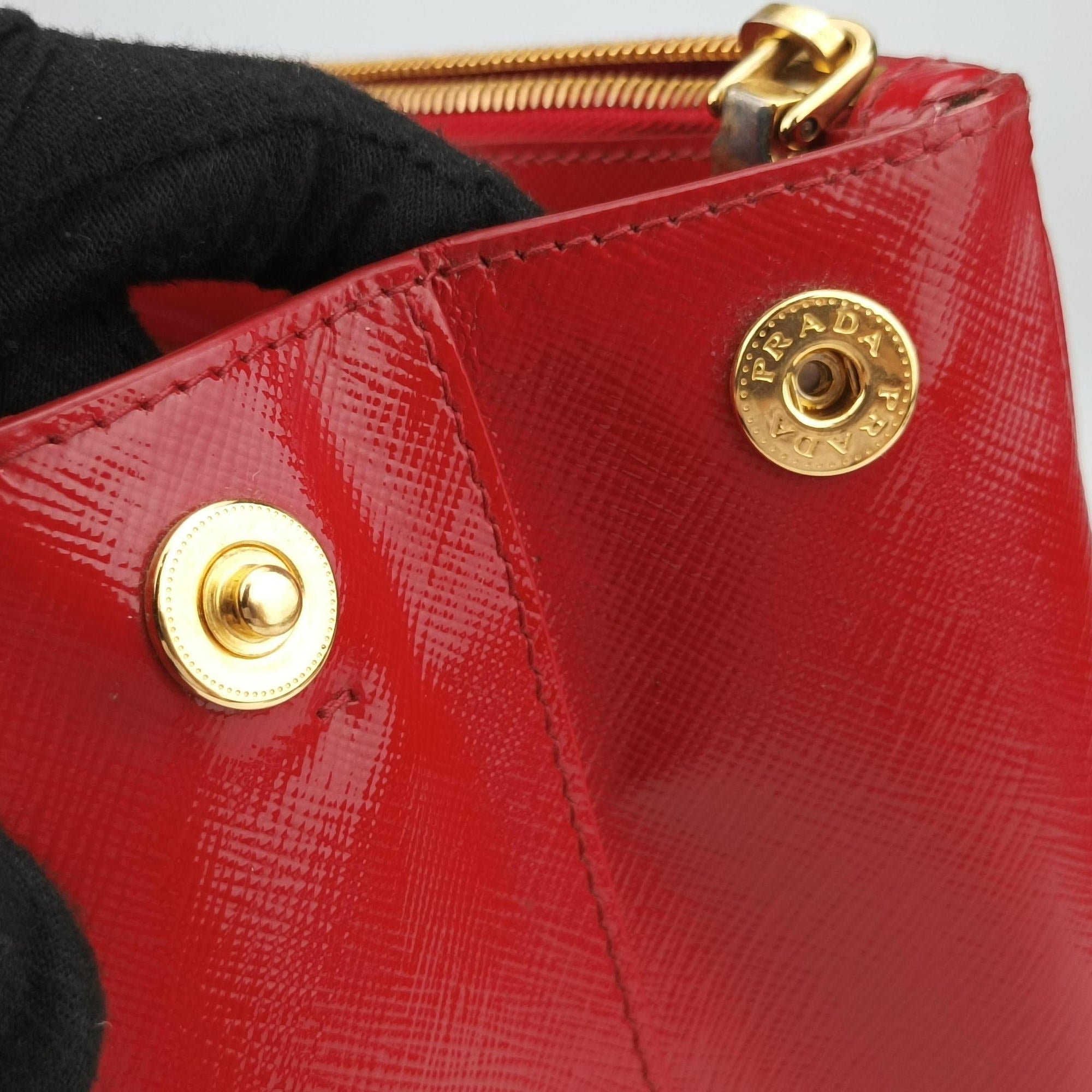 Vintage Prada Galleria Red SAFFIANO Patent BN1801 shoulderbag | stylenewstar
