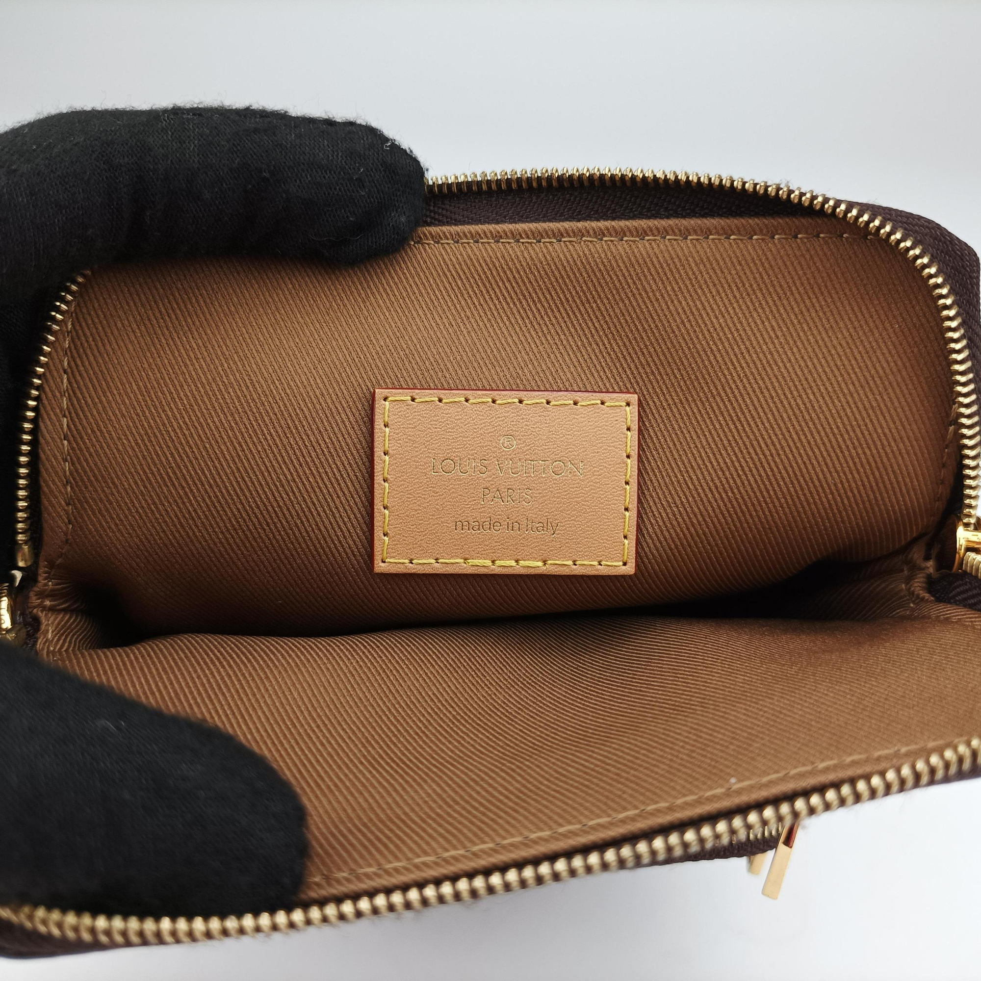 Secondhand Louis Vuitton Utility Phone Sleeve Brown Monogram Canvas M80746 shoulderbag | stylenewstar