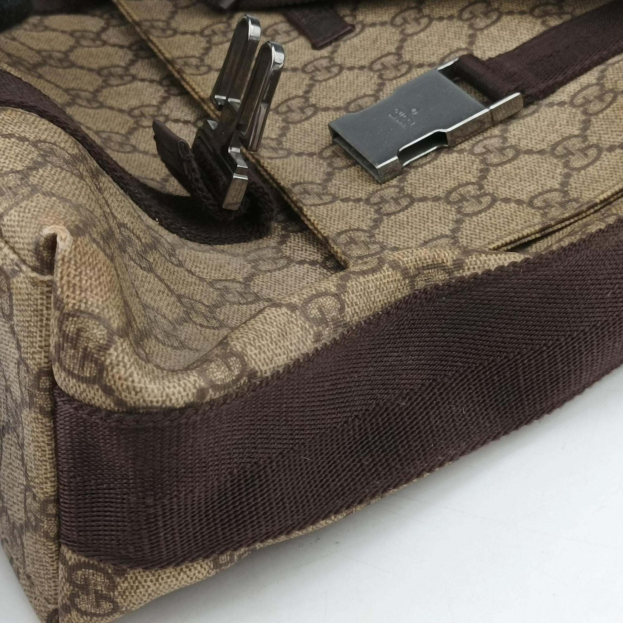 Pre-owned Gucci GG Supreme Double Buckle Beige × Dark Brown PVC coated canvas 122373 shoulderbag | stylenewstar