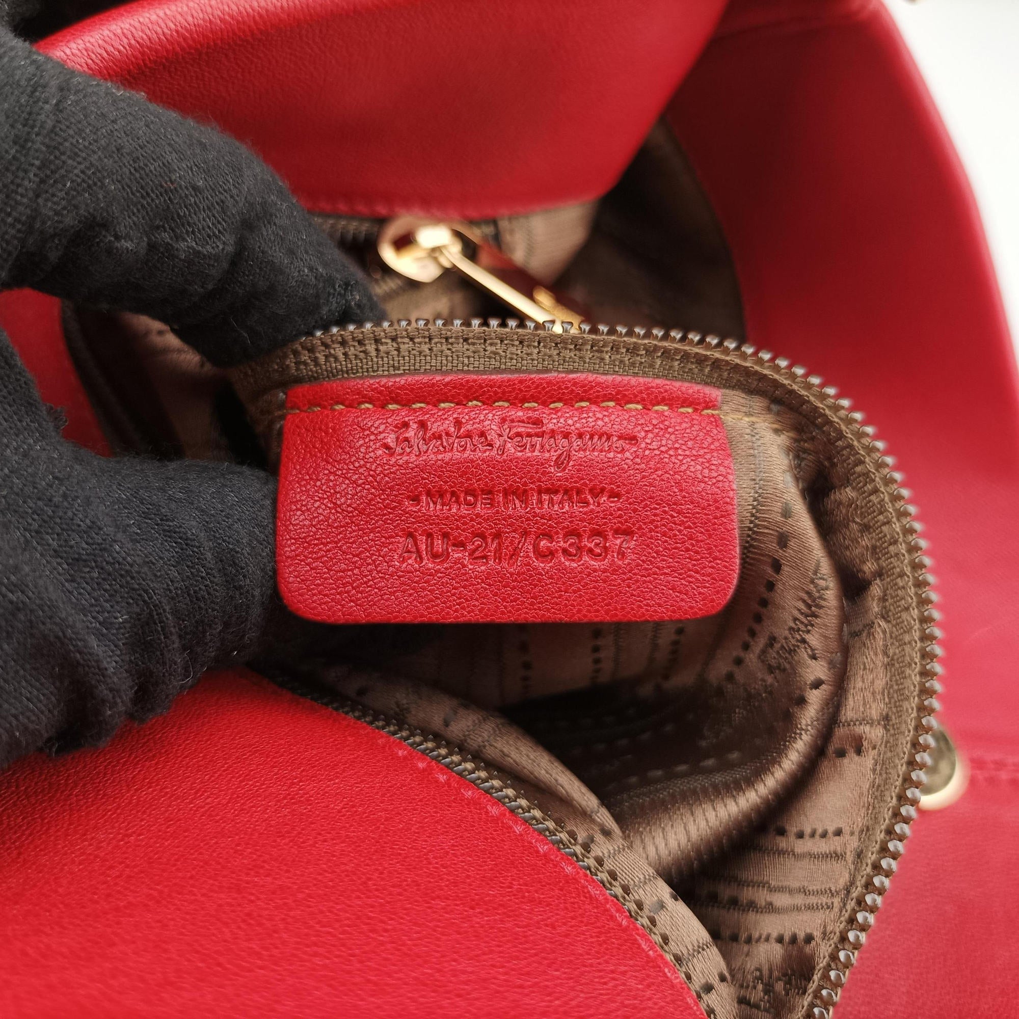 Pre-owned Ferragamo Vara Ribbon Red calfskin  shoulderbag | stylenewstar