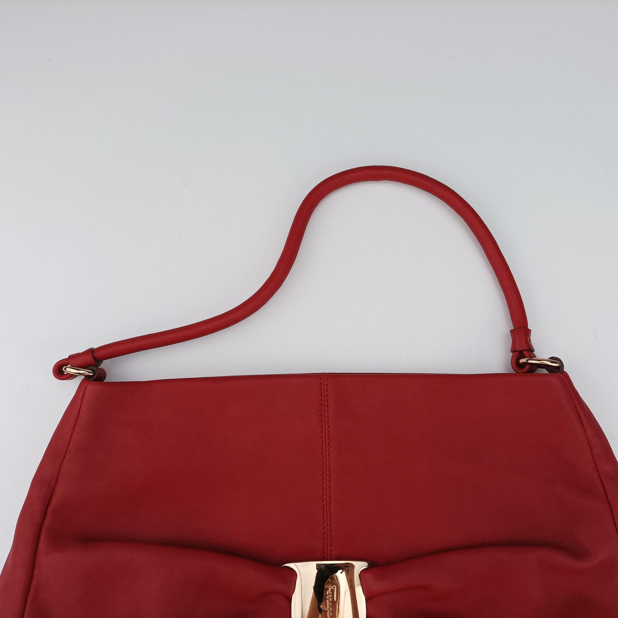 Pre-owned Ferragamo Vara Ribbon Red calfskin  shoulderbag | stylenewstar