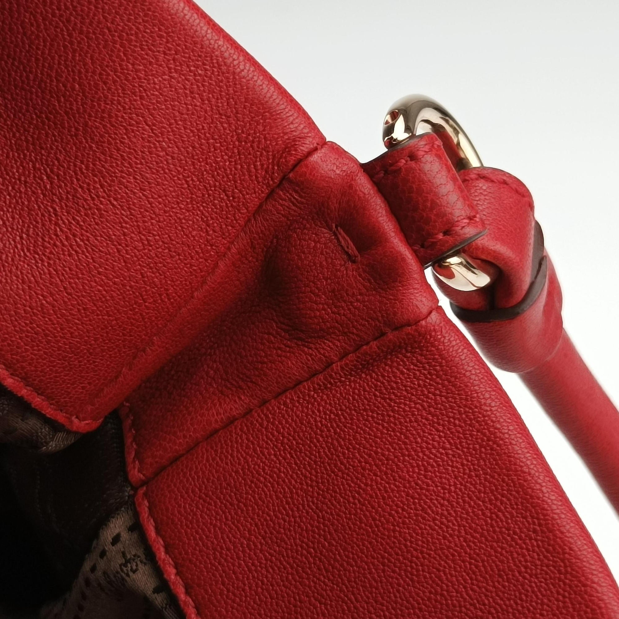 Pre-owned Ferragamo Vara Ribbon Red calfskin  shoulderbag | stylenewstar