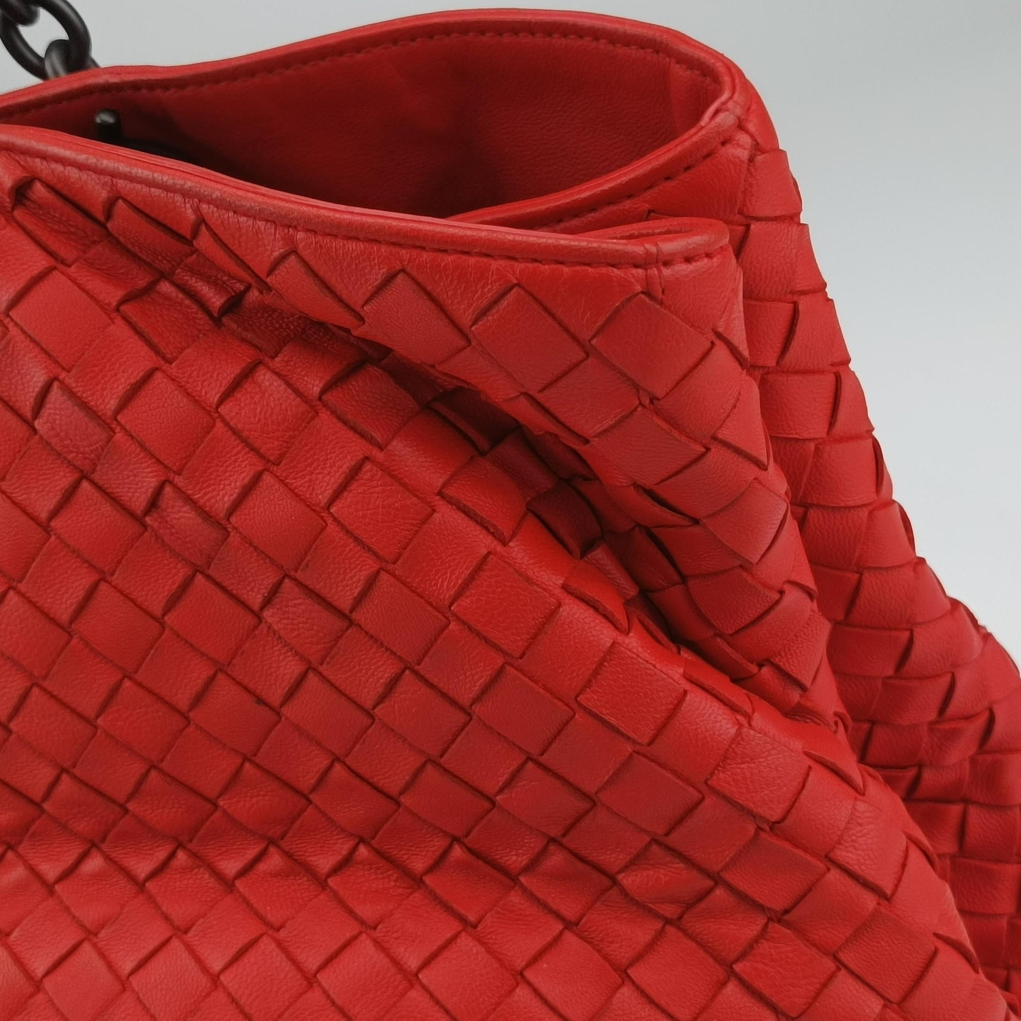 Pre-owned Bottega Veneta Intrecciato Red lambskin  shoulderbag | stylenewstar