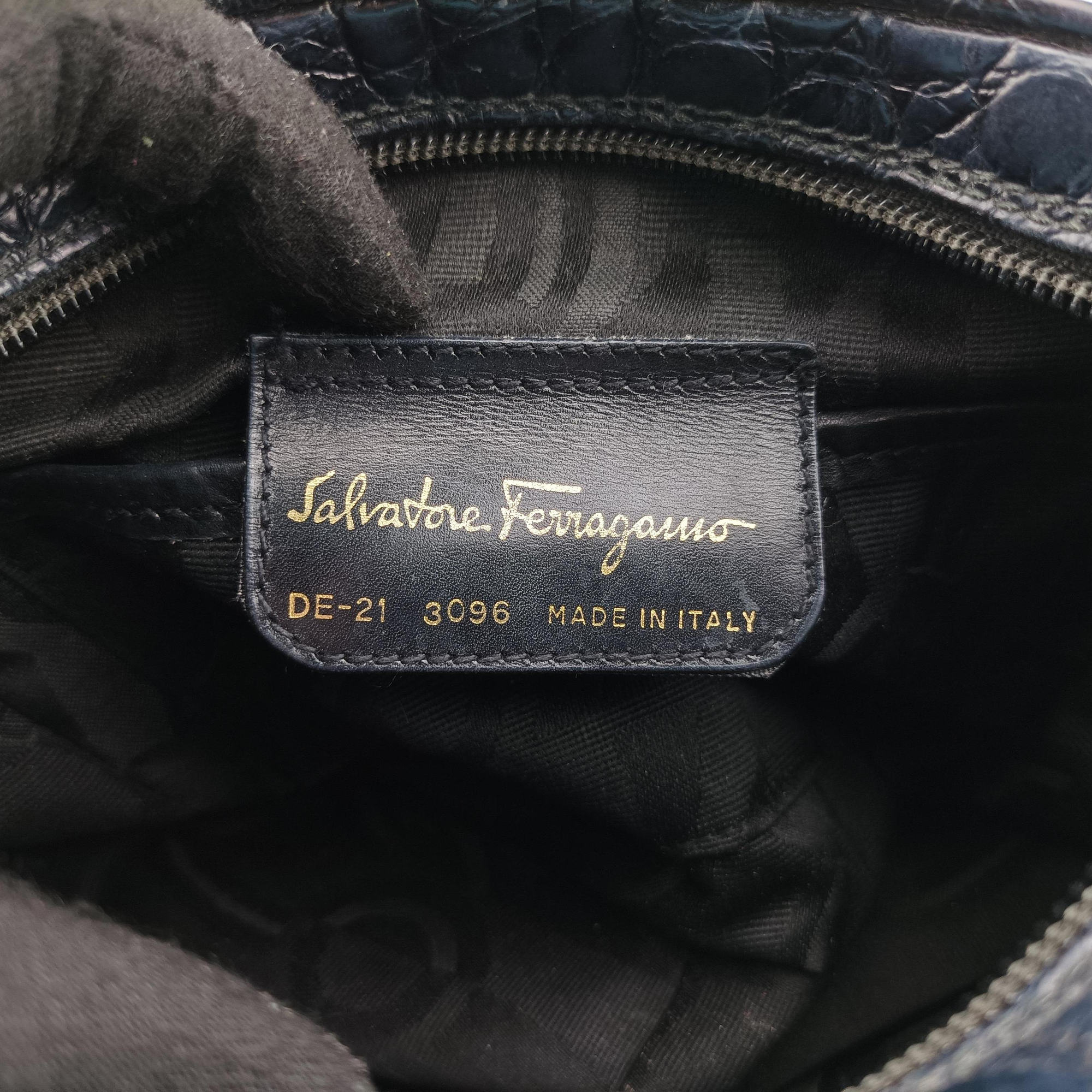 Pre-owned Ferragamo Vara Black Leather  shoulderbag | stylenewstar