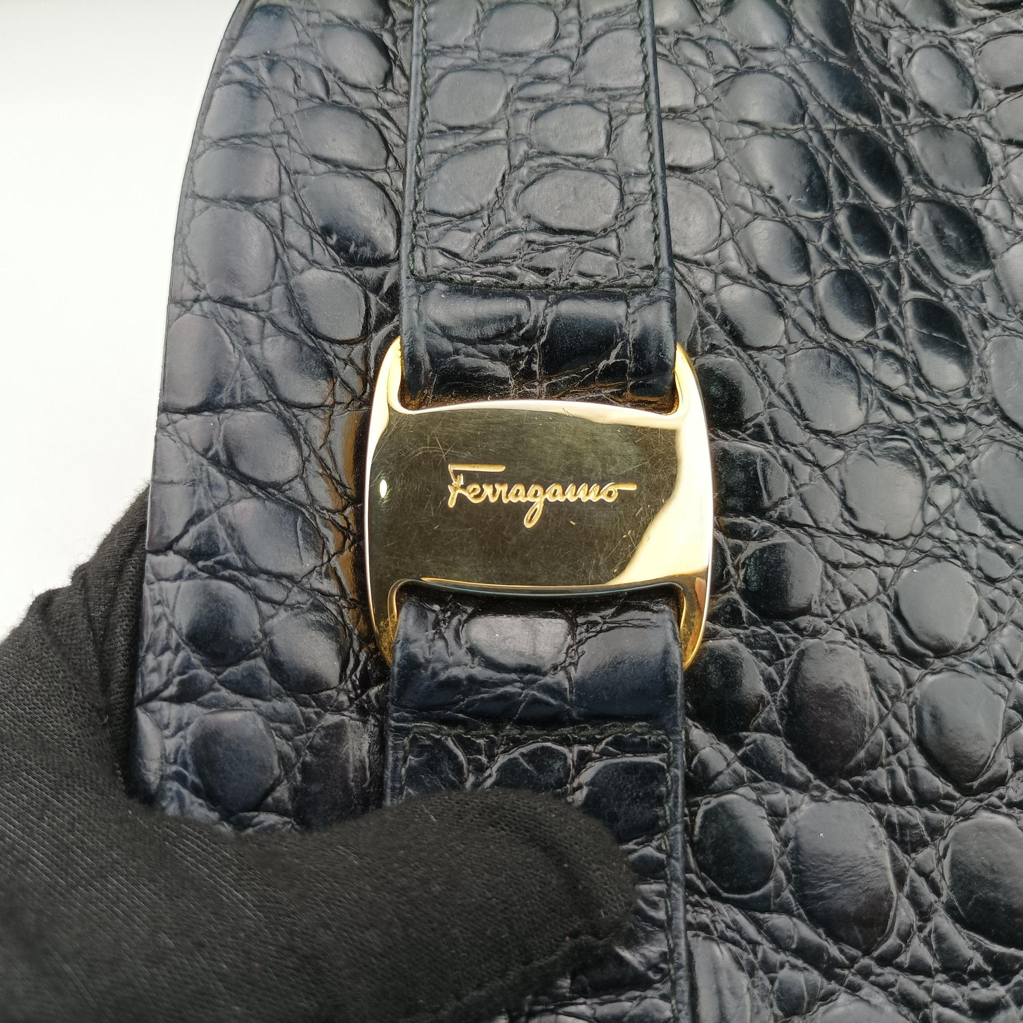 Pre-owned Ferragamo Vara Black Leather  shoulderbag | stylenewstar