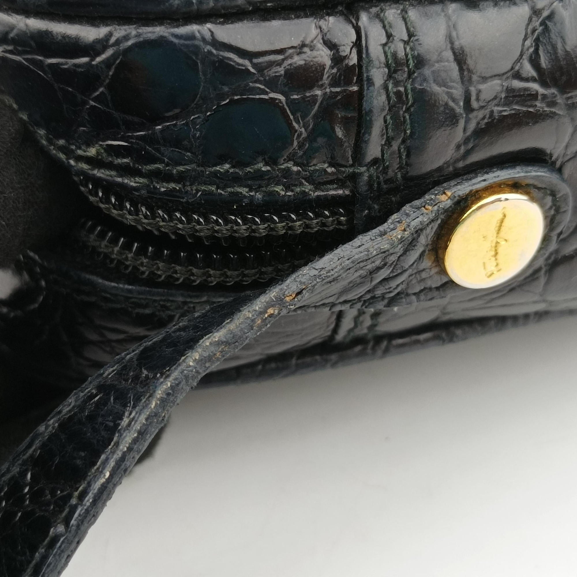 Pre-owned Ferragamo Vara Black Leather  shoulderbag | stylenewstar
