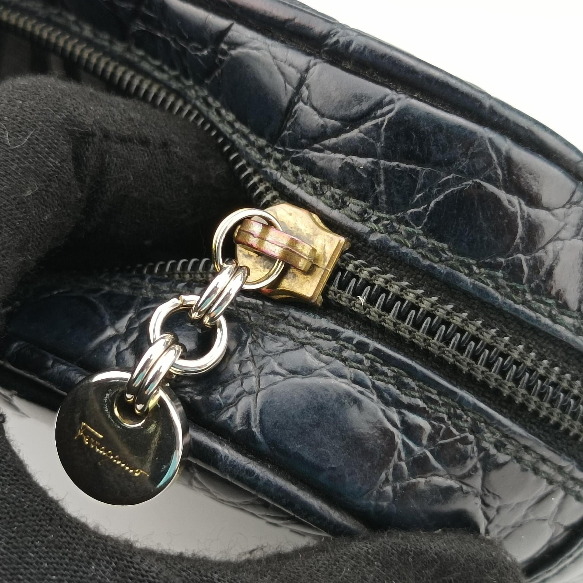 Pre-owned Ferragamo Vara Black Leather  shoulderbag | stylenewstar