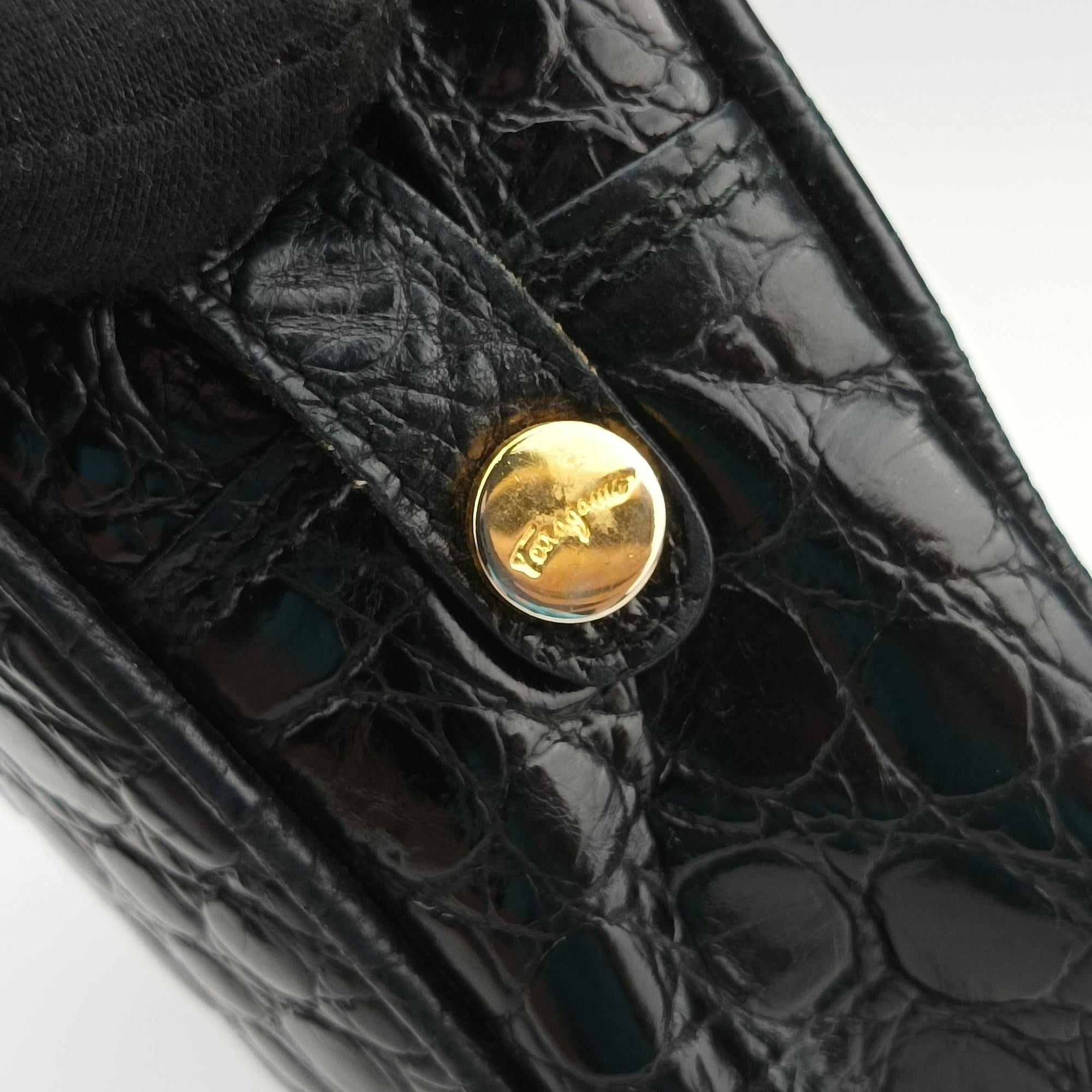 Pre-owned Ferragamo Vara Black Leather  shoulderbag | stylenewstar