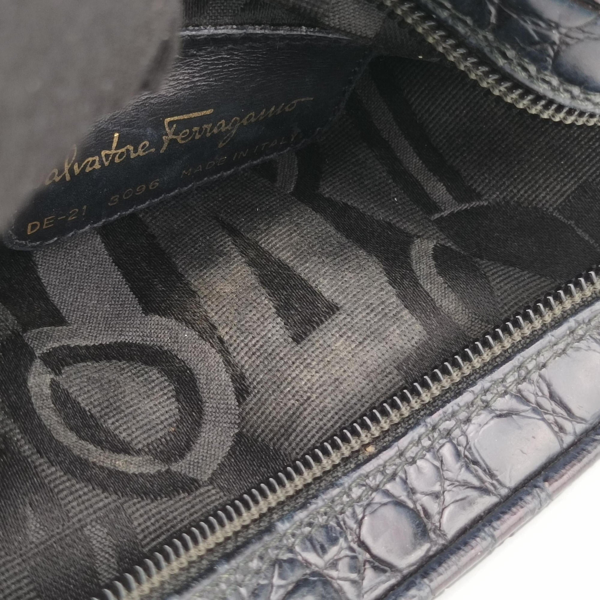 Pre-owned Ferragamo Vara Black Leather  shoulderbag | stylenewstar