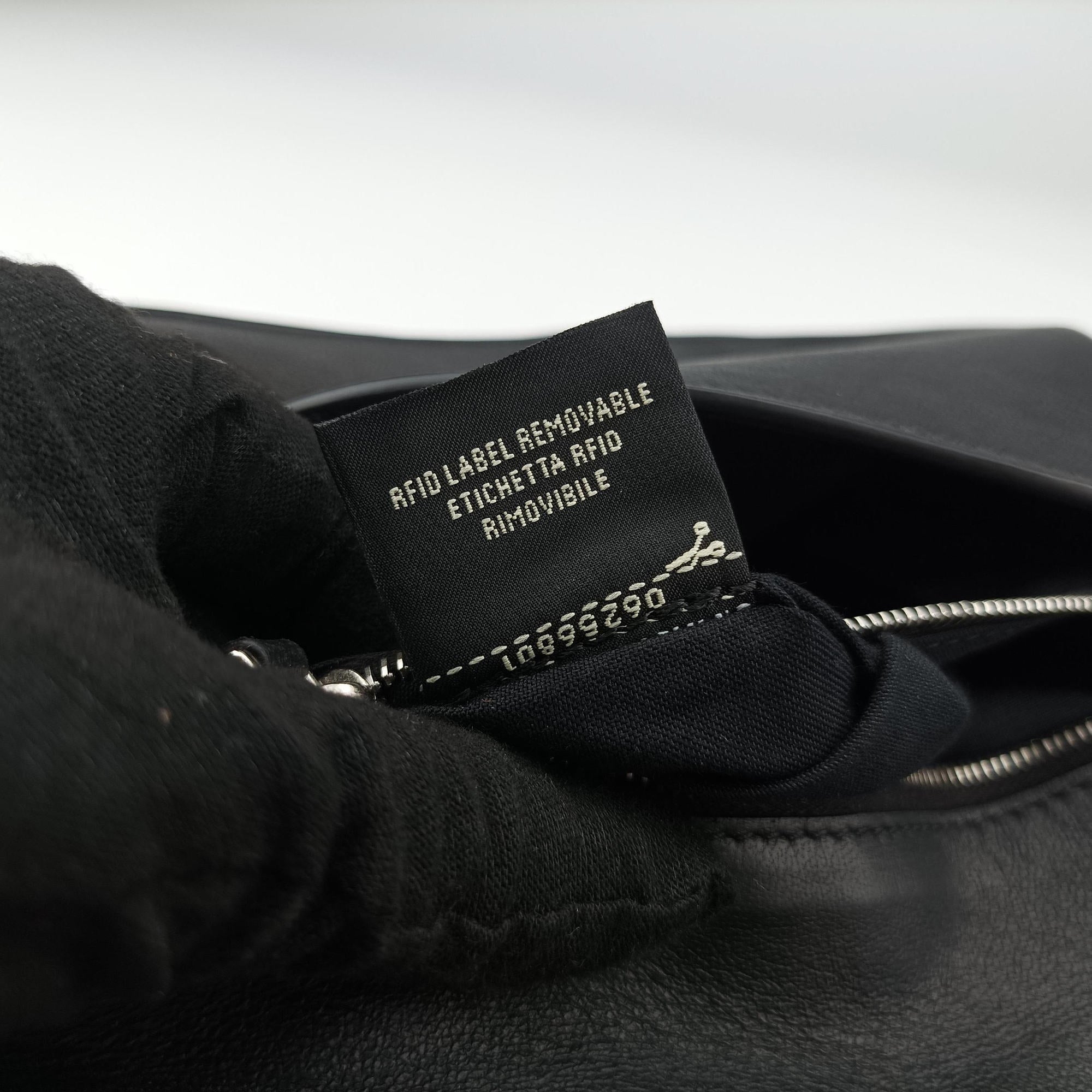 Vintage Fendi FF logo Black Leather 7M0299 shoulderbag | stylenewstar
